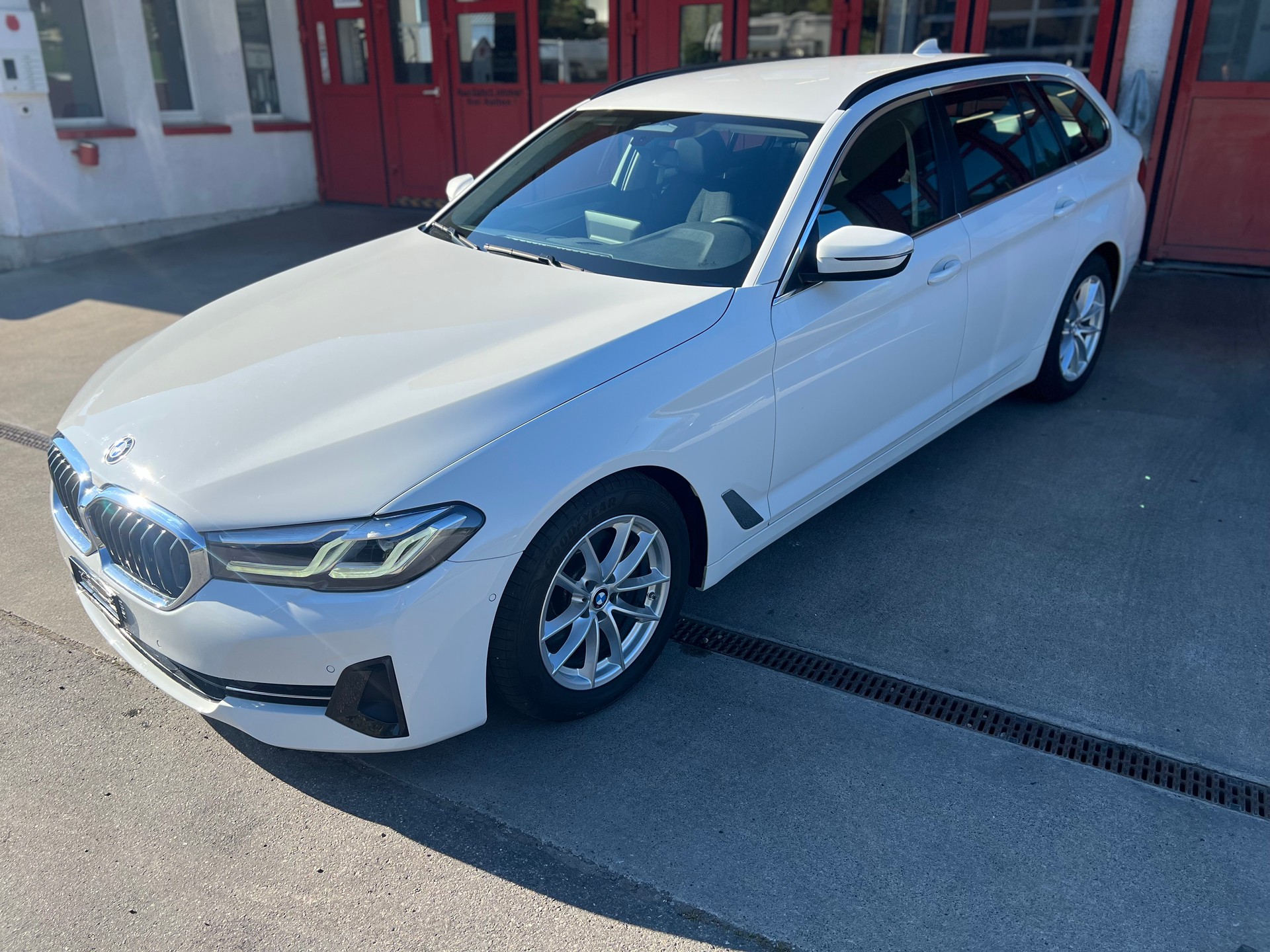 BMW 520d xDrive 48V Touring Steptronic / Facelift-showroom-element-1
