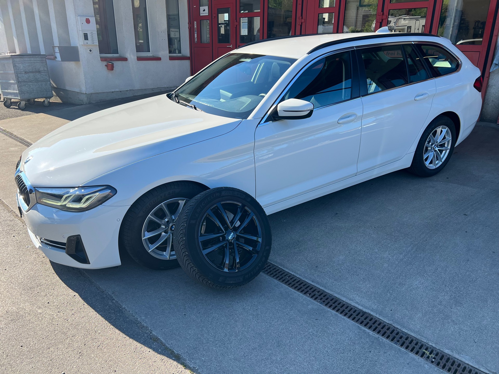 BMW 520d xDrive 48V Touring Steptronic / Facelift-showroom-element-2