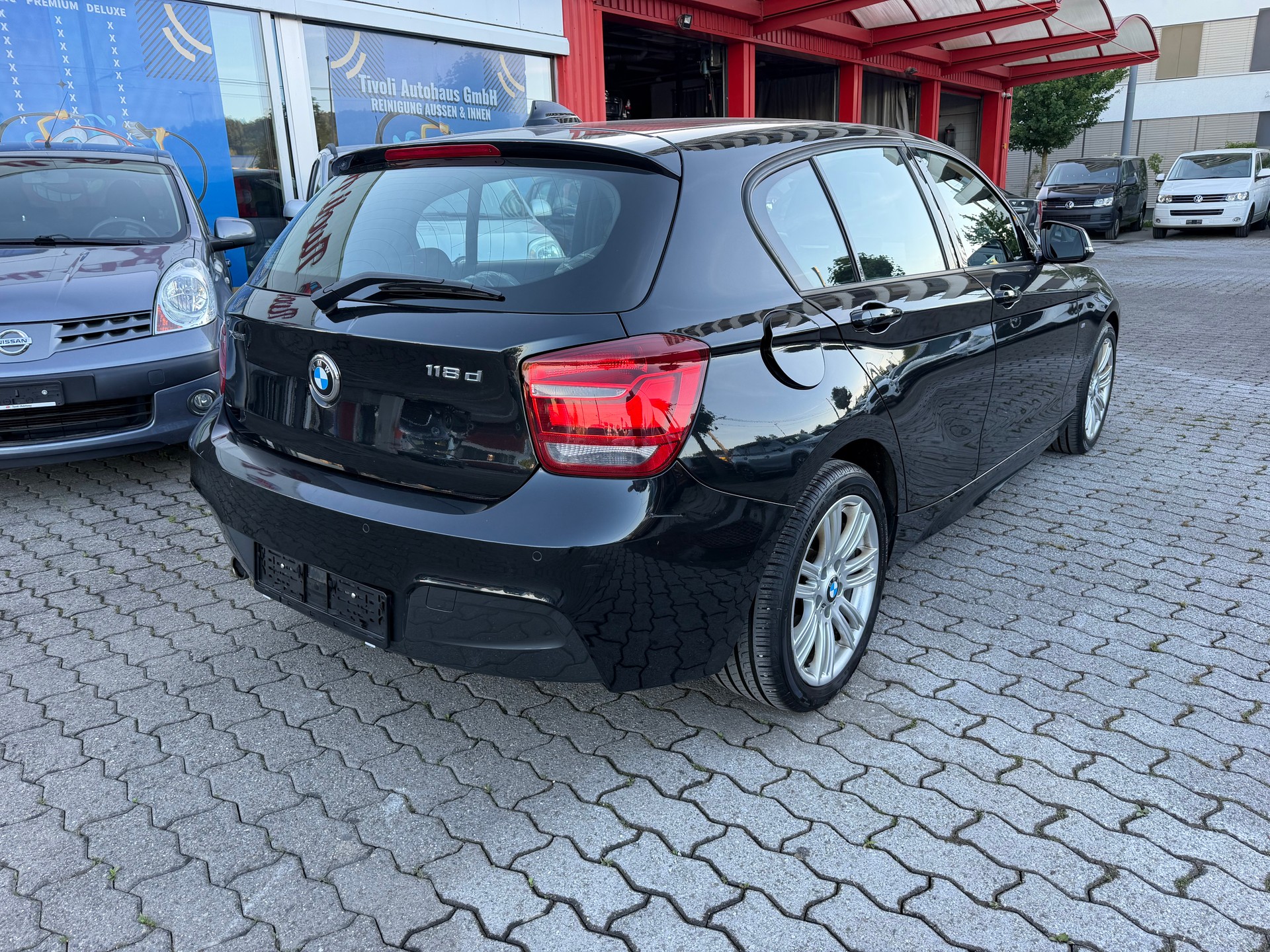 BMW 118d xDrive Sport Line-showroom-element-3