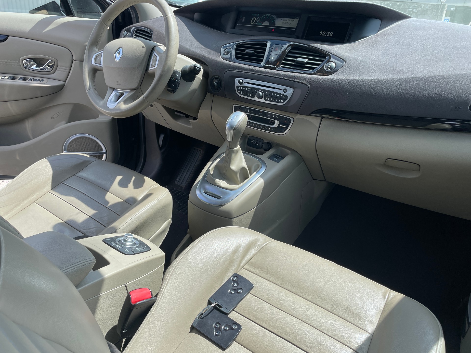 RENAULT Grand Scénic 2.0 dCi Bose Automatic-image-11