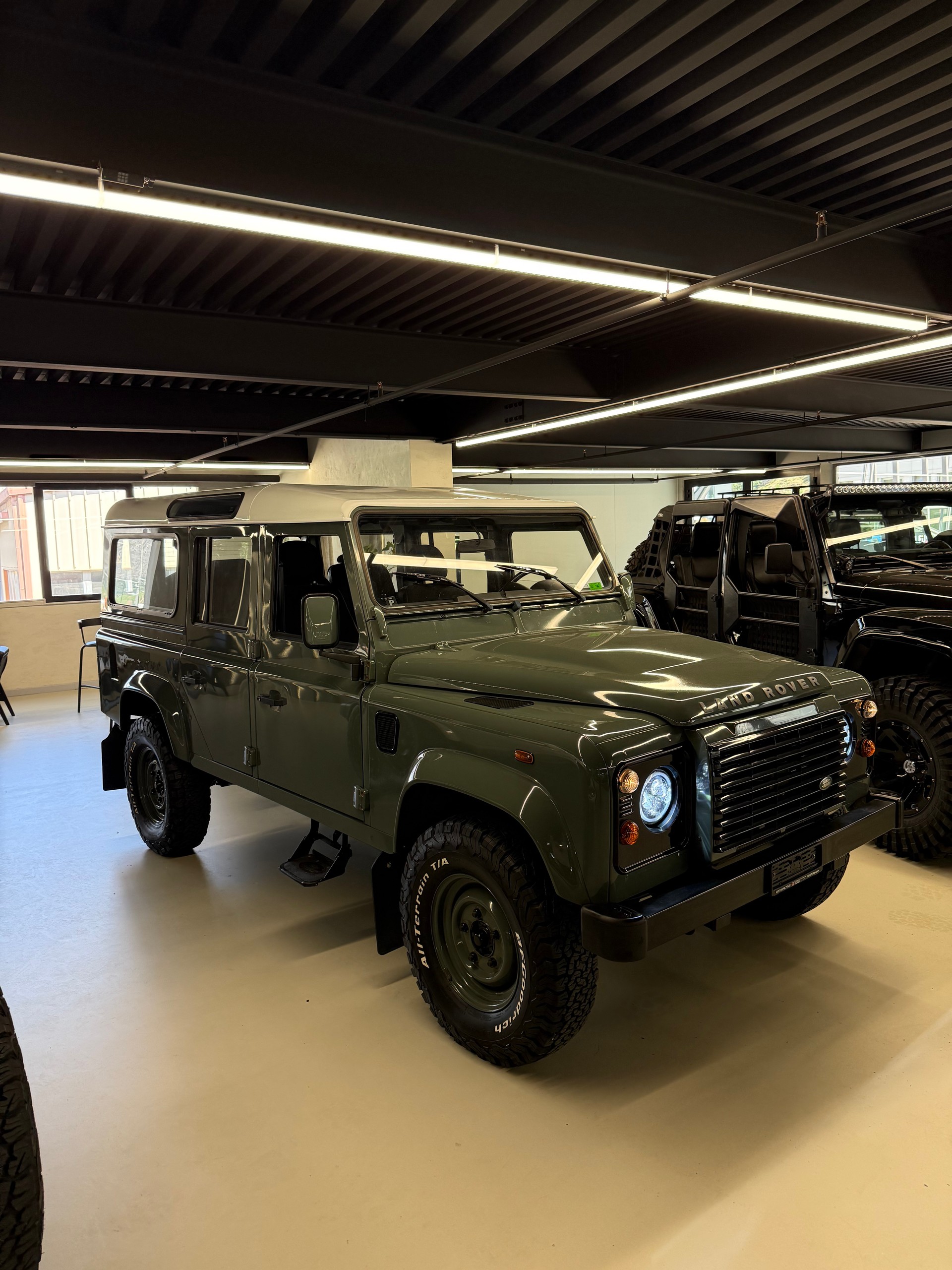 LAND ROVER Defender 90 2.4 Td4 RAW Station Wagon-showroom-element-2