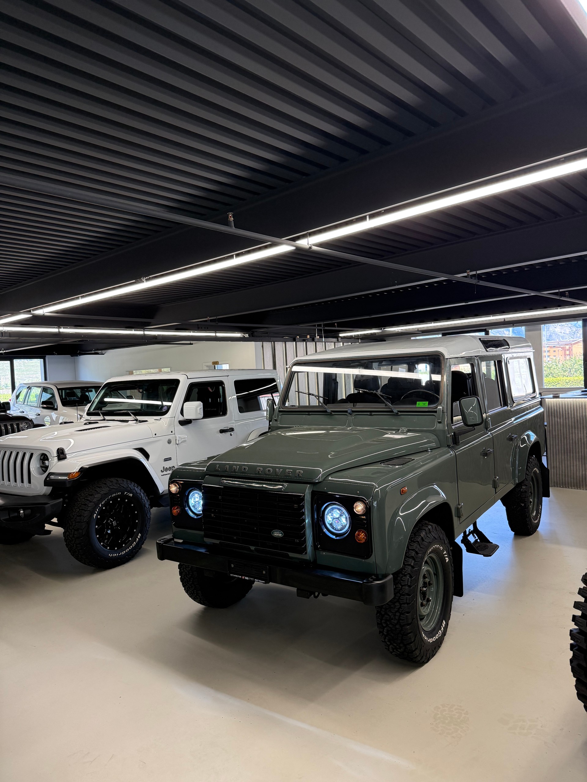 LAND ROVER Defender 90 2.4 Td4 RAW Station Wagon-showroom-element-1
