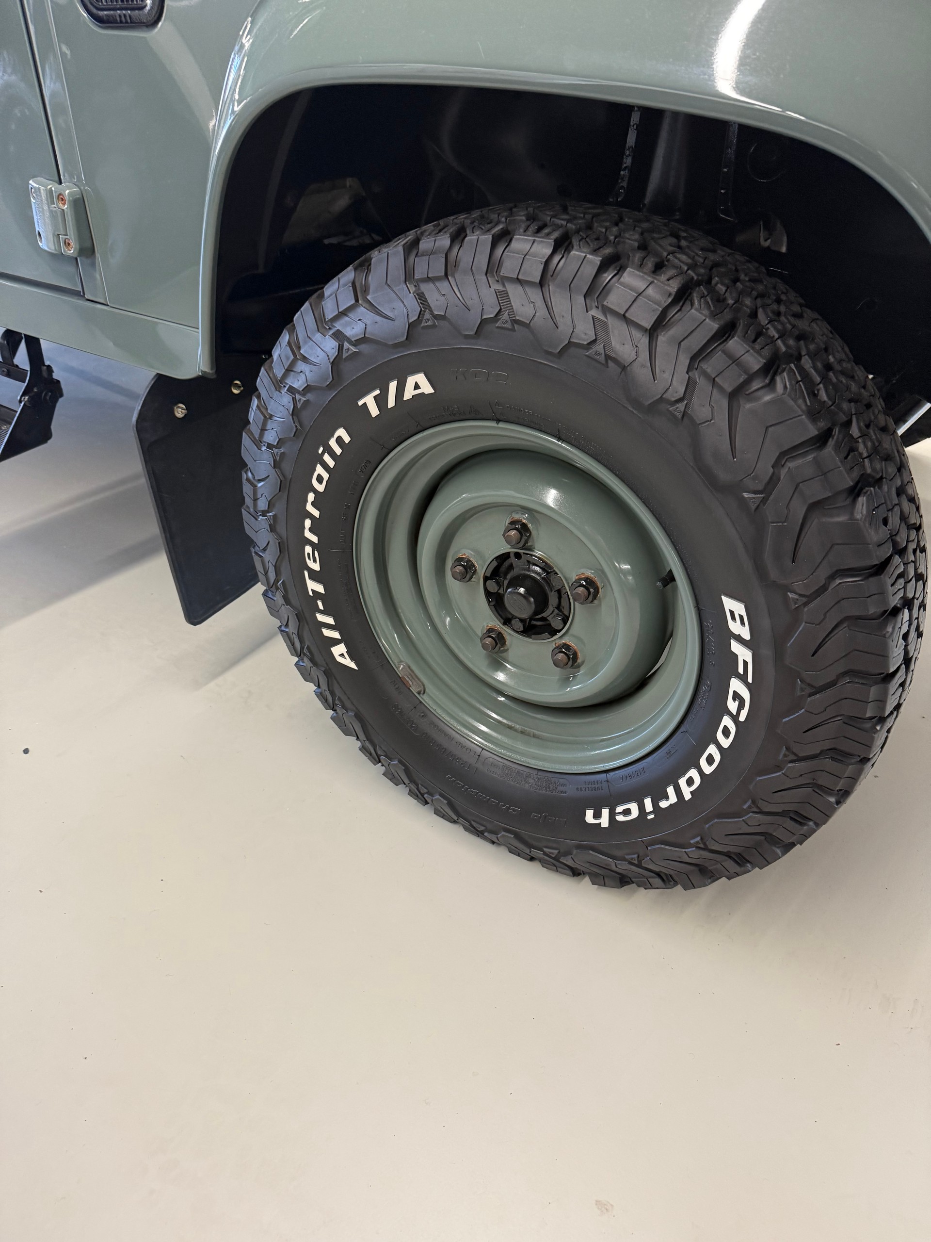 LAND ROVER Defender 90 2.4 Td4 RAW Station Wagon-showroom-element-3