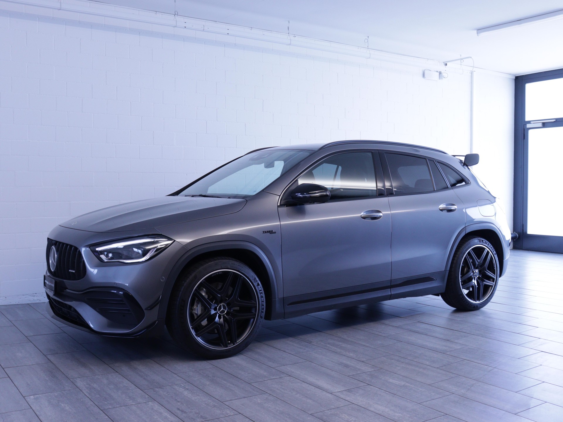 MERCEDES-BENZ GLA 35 AMG 4matic-showroom-element-1