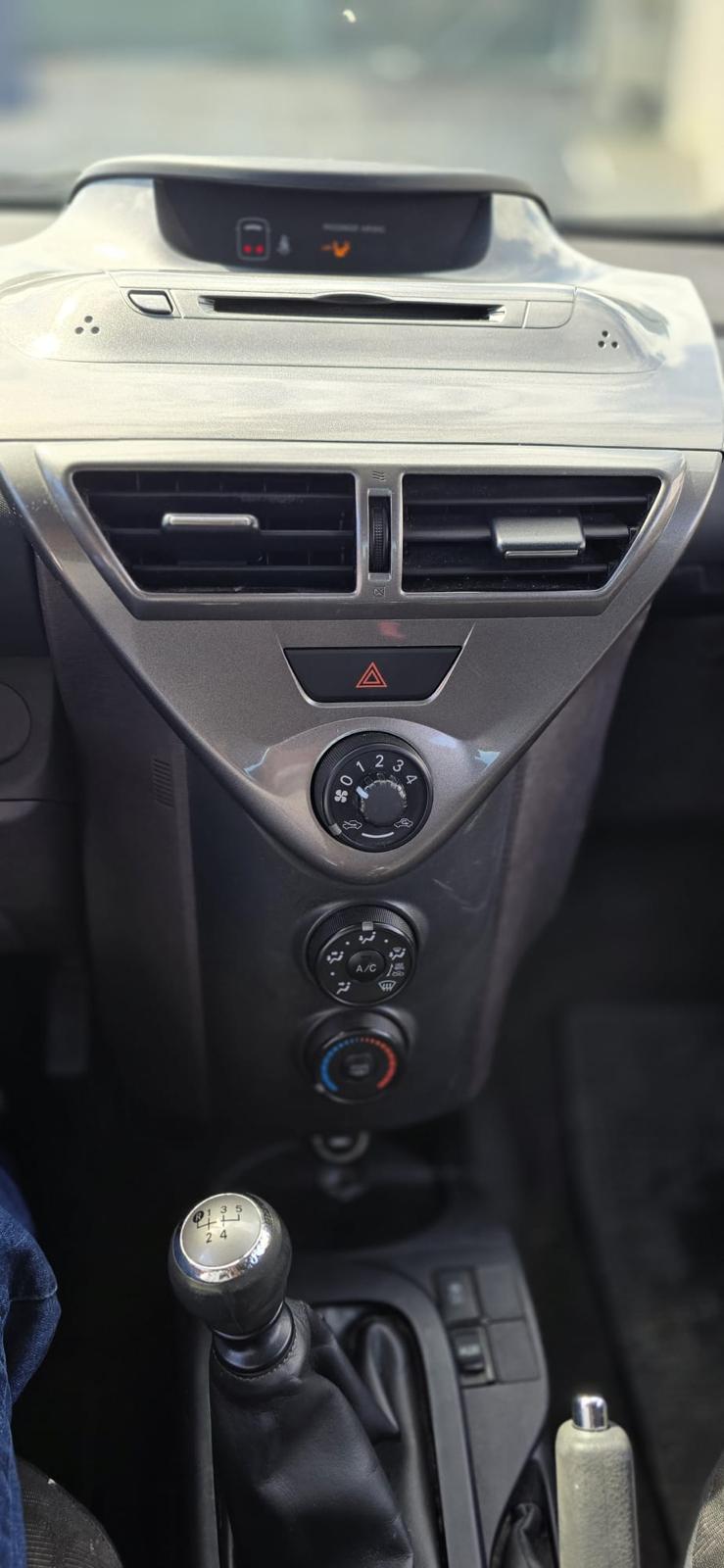 TOYOTA iQ 1.0 VVT-i Linea Terra-image-8