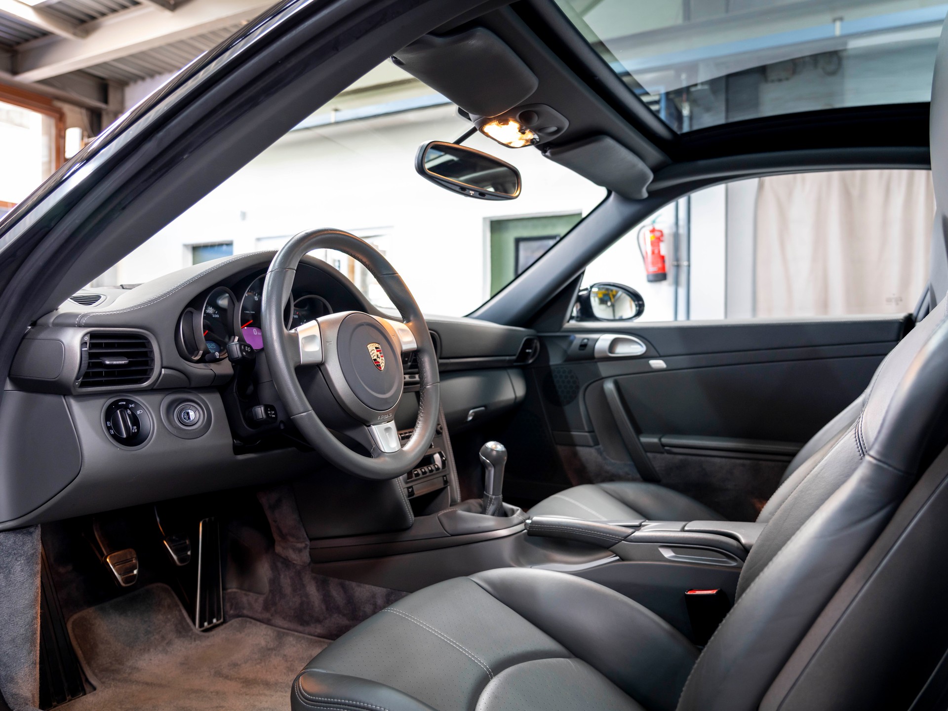 PORSCHE 911 Targa 4-image-13