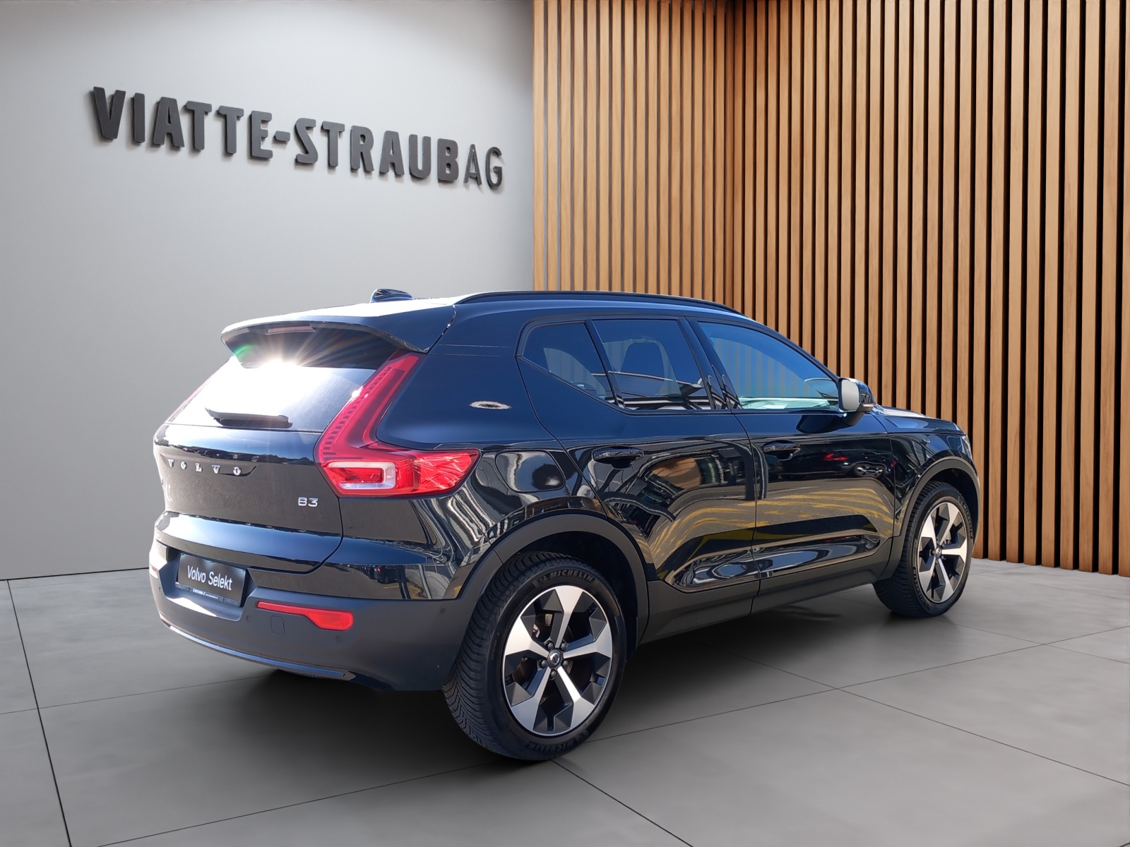 VOLVO XC40 2.0 B3 MH Plus Dark-image-4
