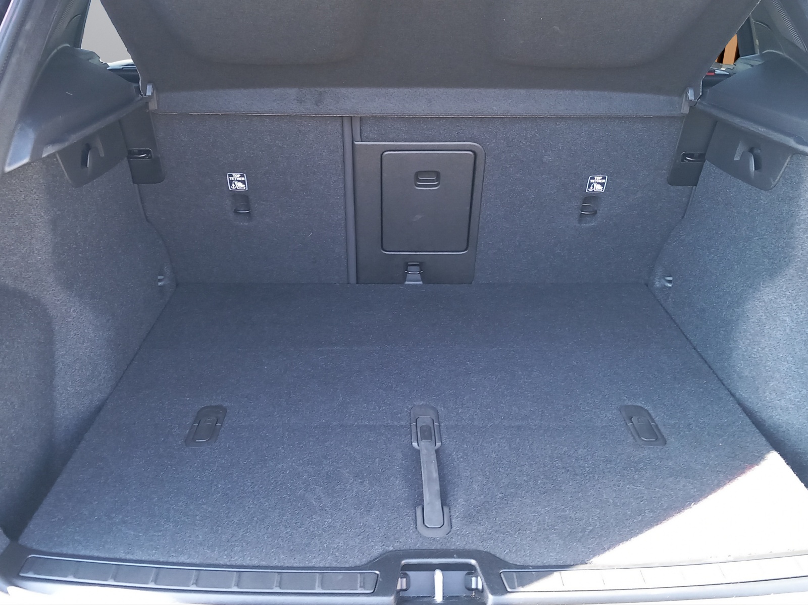 VOLVO XC40 2.0 B3 MH Plus Dark-image-19
