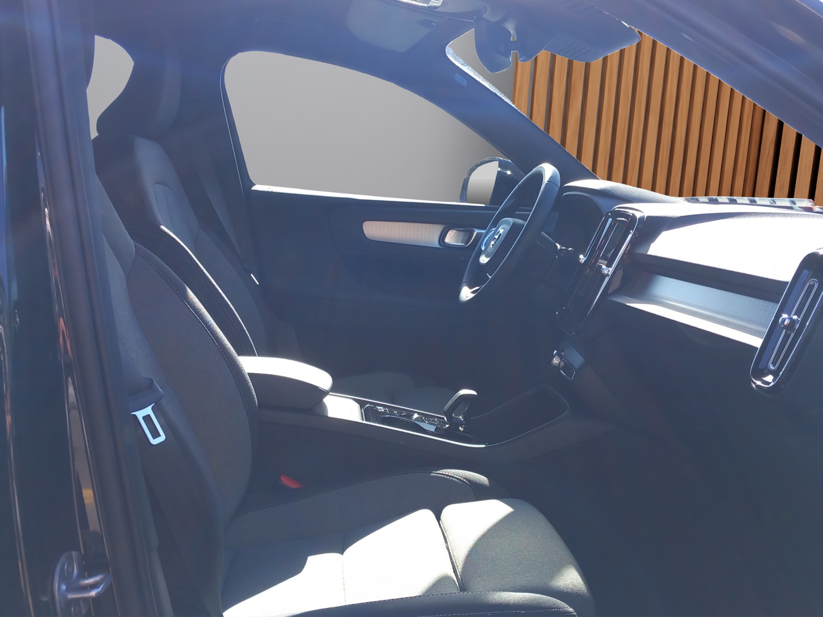 VOLVO XC40 2.0 B3 MH Plus Dark-image-14