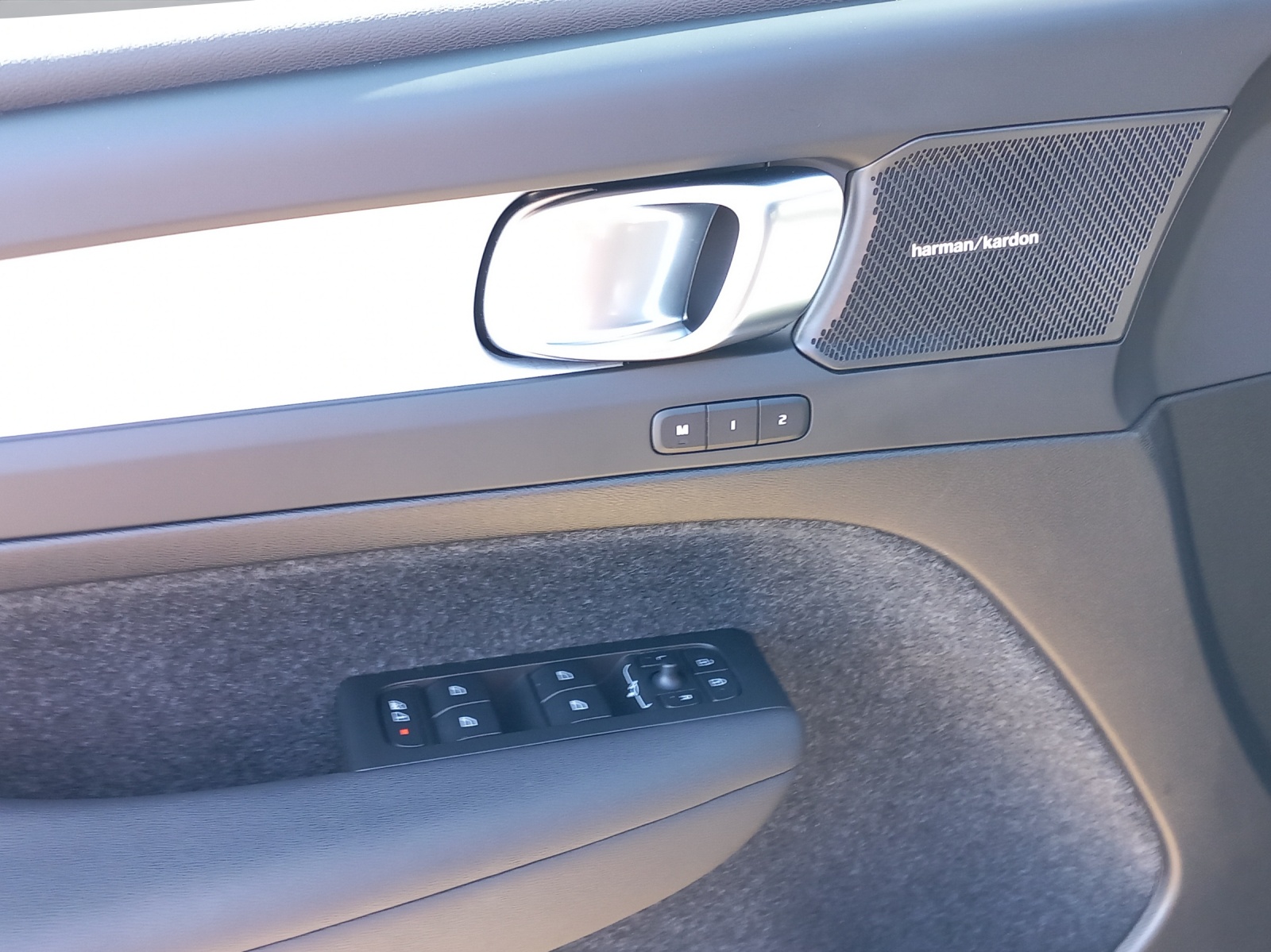 VOLVO XC40 2.0 B3 MH Plus Dark-image-17