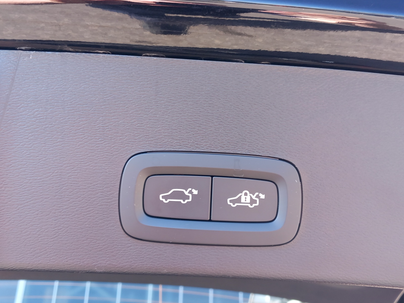VOLVO XC40 2.0 B3 MH Plus Dark-image-18