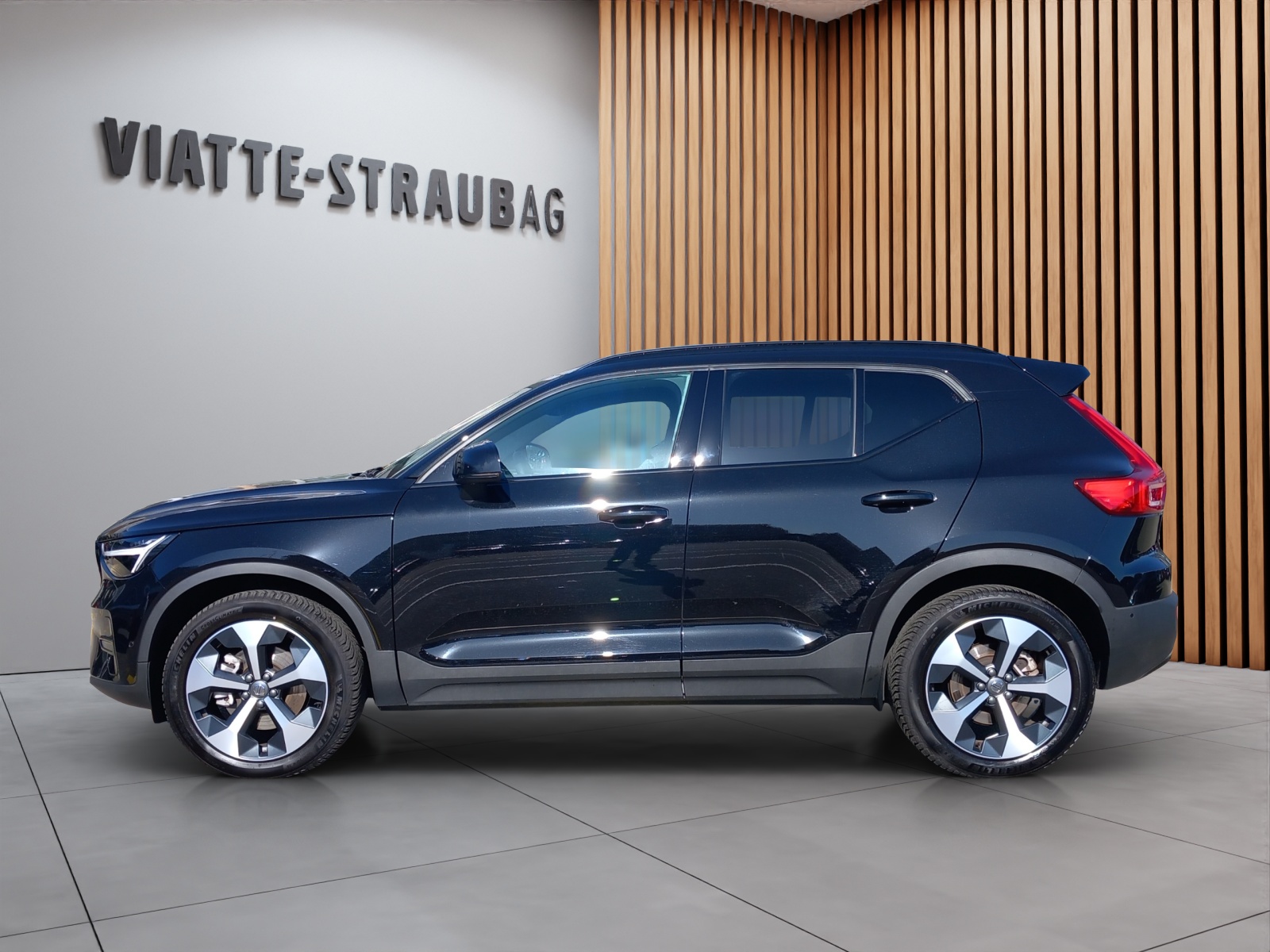VOLVO XC40 2.0 B3 MH Plus Dark-showroom-element-1