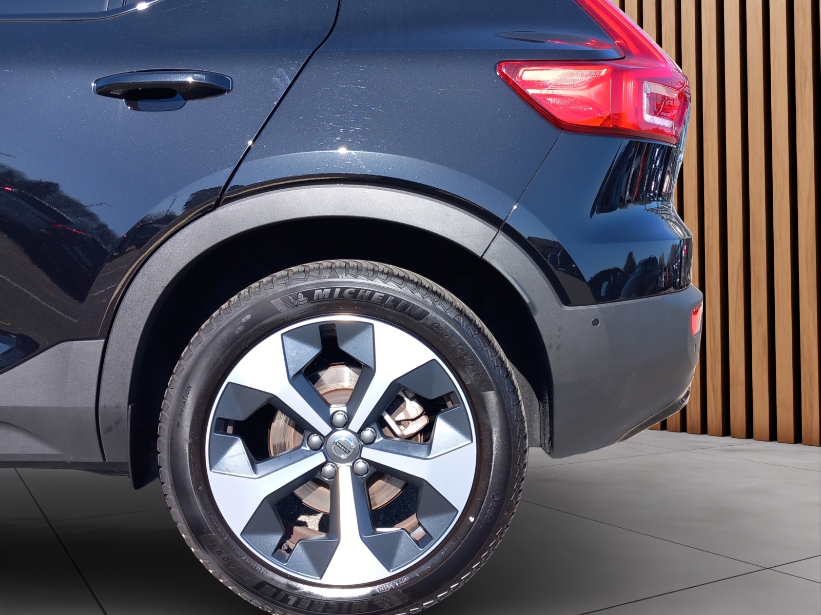 VOLVO XC40 2.0 B3 MH Plus Dark-image-21