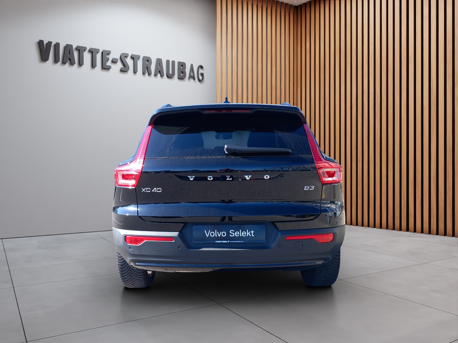 VOLVO XC40 2.0 B3 MH Plus Dark-showroom-element-3