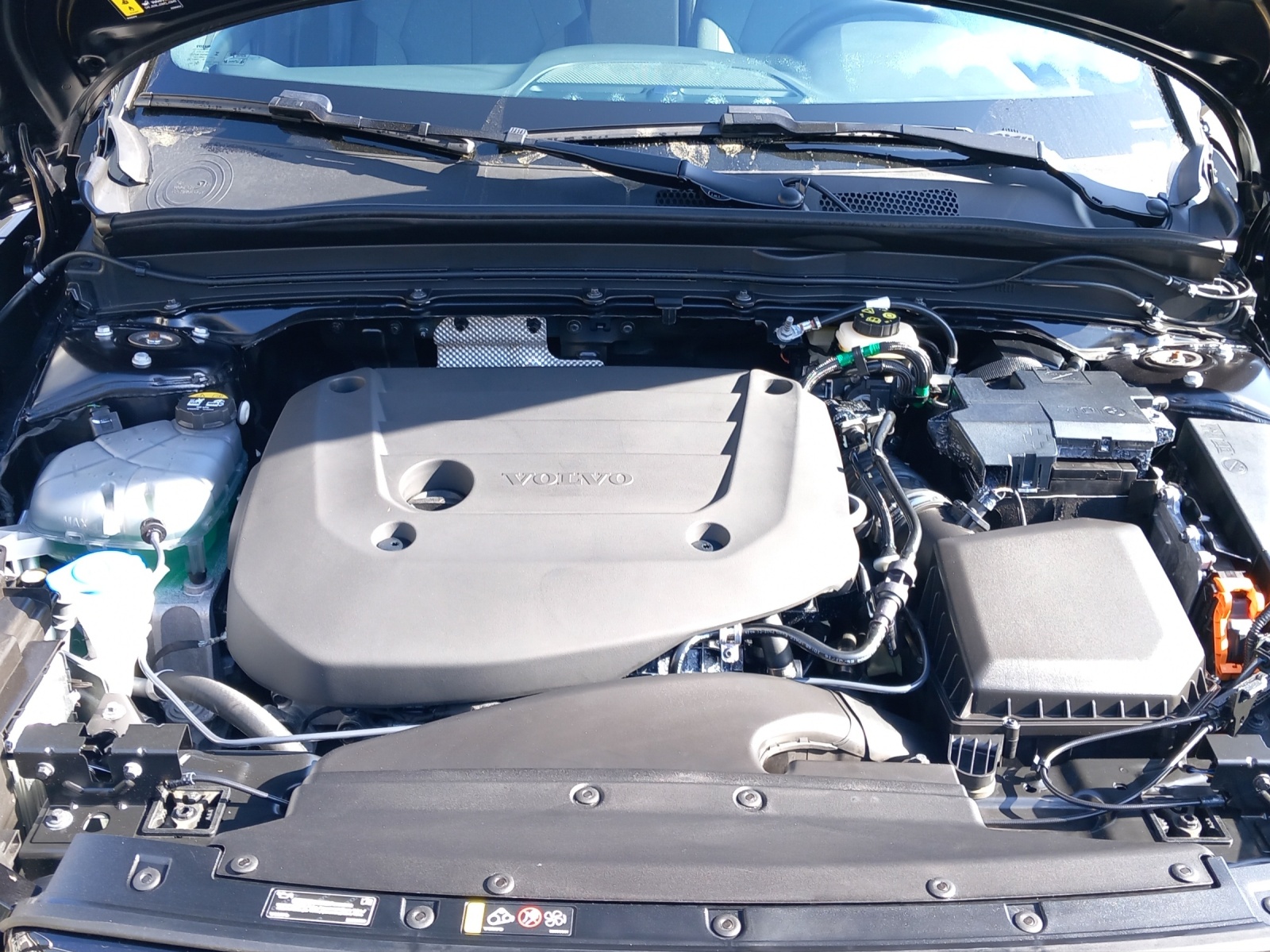 VOLVO XC40 2.0 B3 MH Plus Dark-image-24