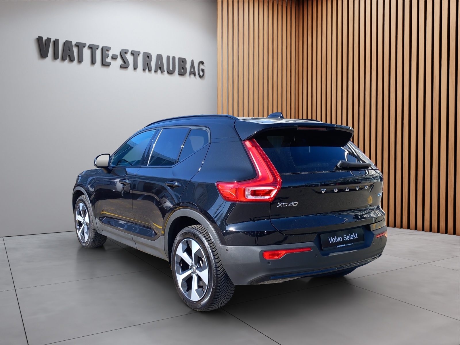 VOLVO XC40 2.0 B3 MH Plus Dark-showroom-element-2