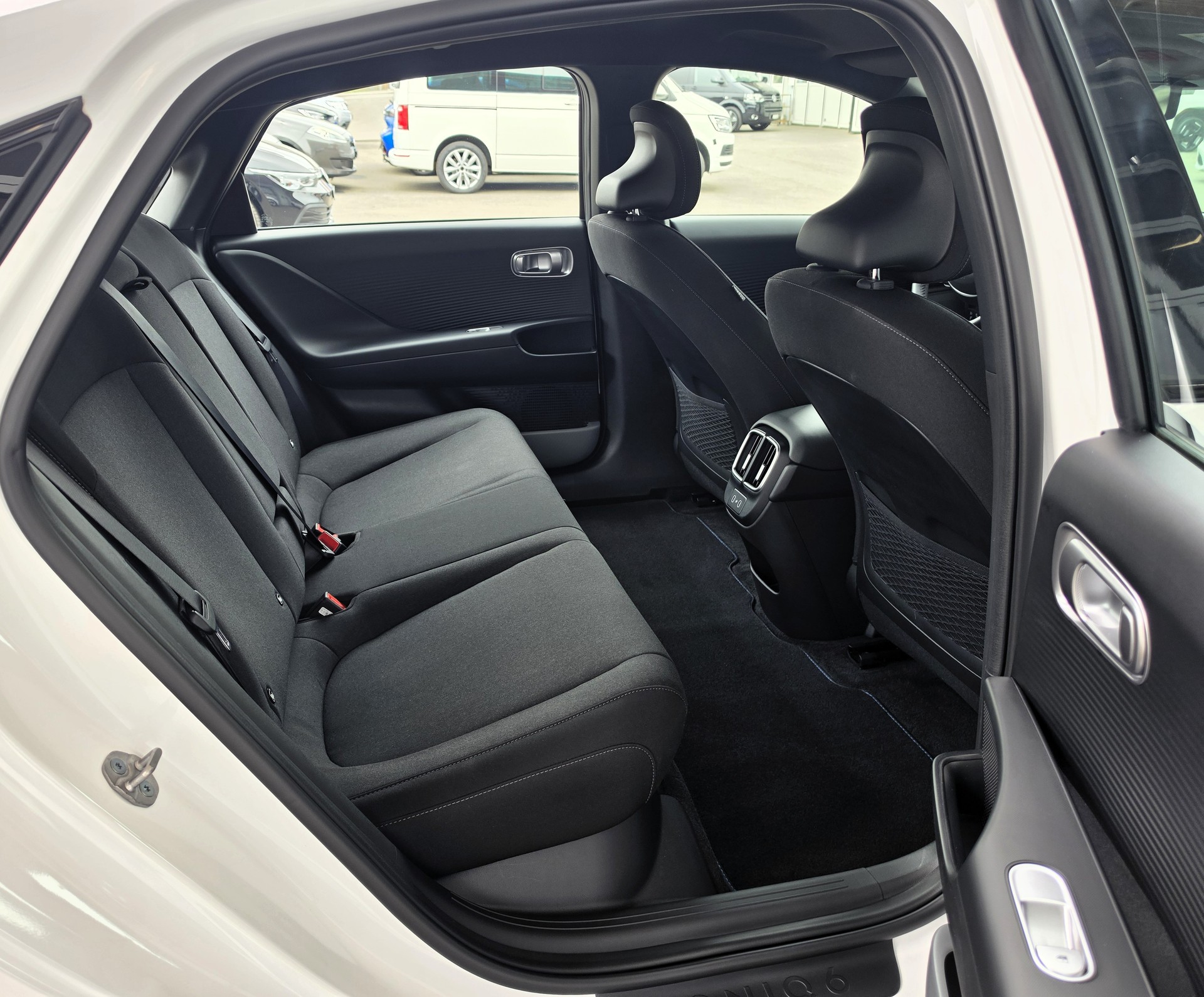 HYUNDAI Ioniq 6 77kWh Launch Edition 2WD-image-12