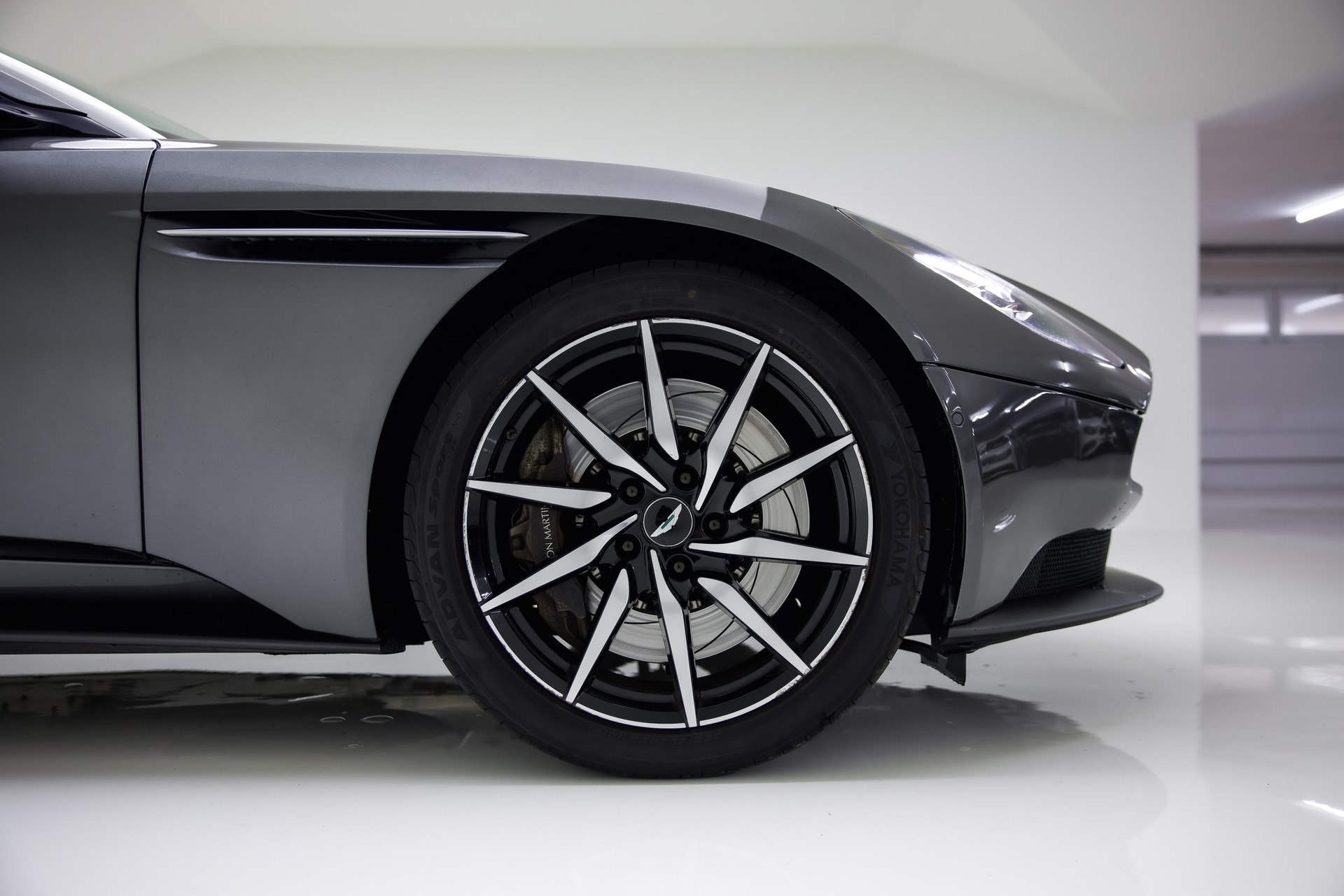 ASTON MARTIN DB11 V8 Touchtronic 3-image-15