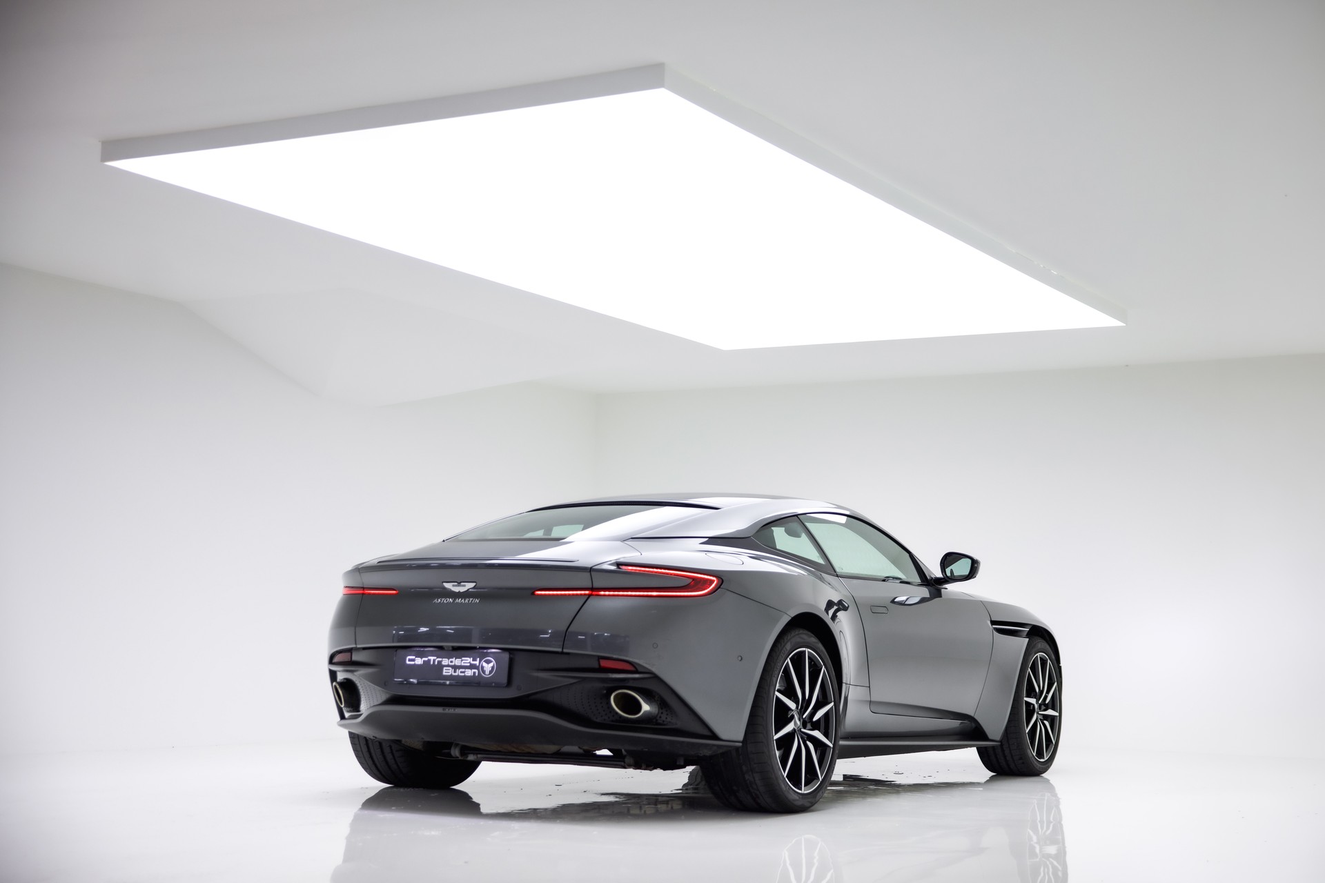 ASTON MARTIN DB11 V8 Touchtronic 3-showroom-element-3