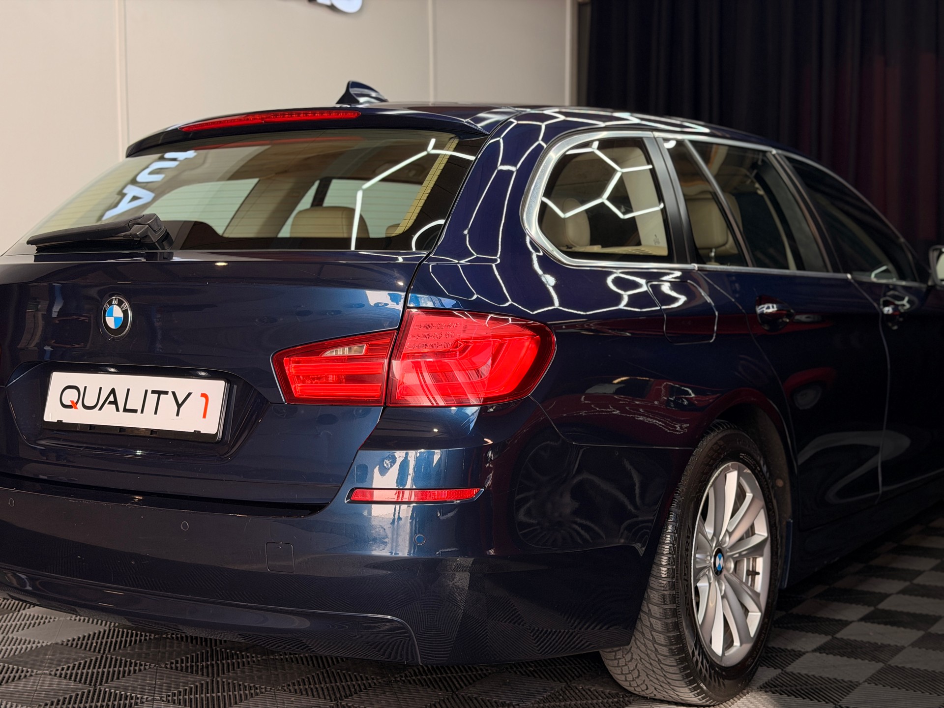 BMW 528i xDrive Touring Steptronic-showroom-element-3