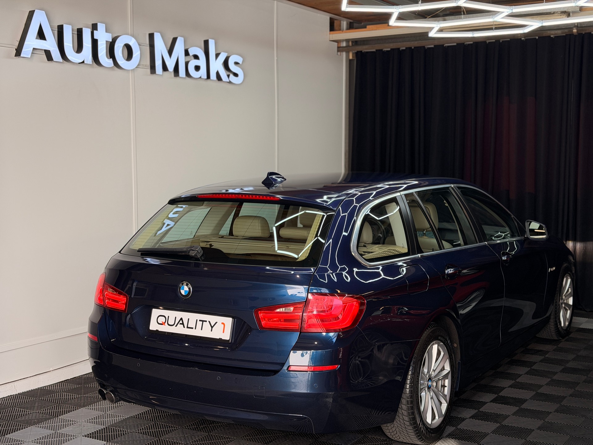 BMW 528i xDrive Touring Steptronic-showroom-element-2