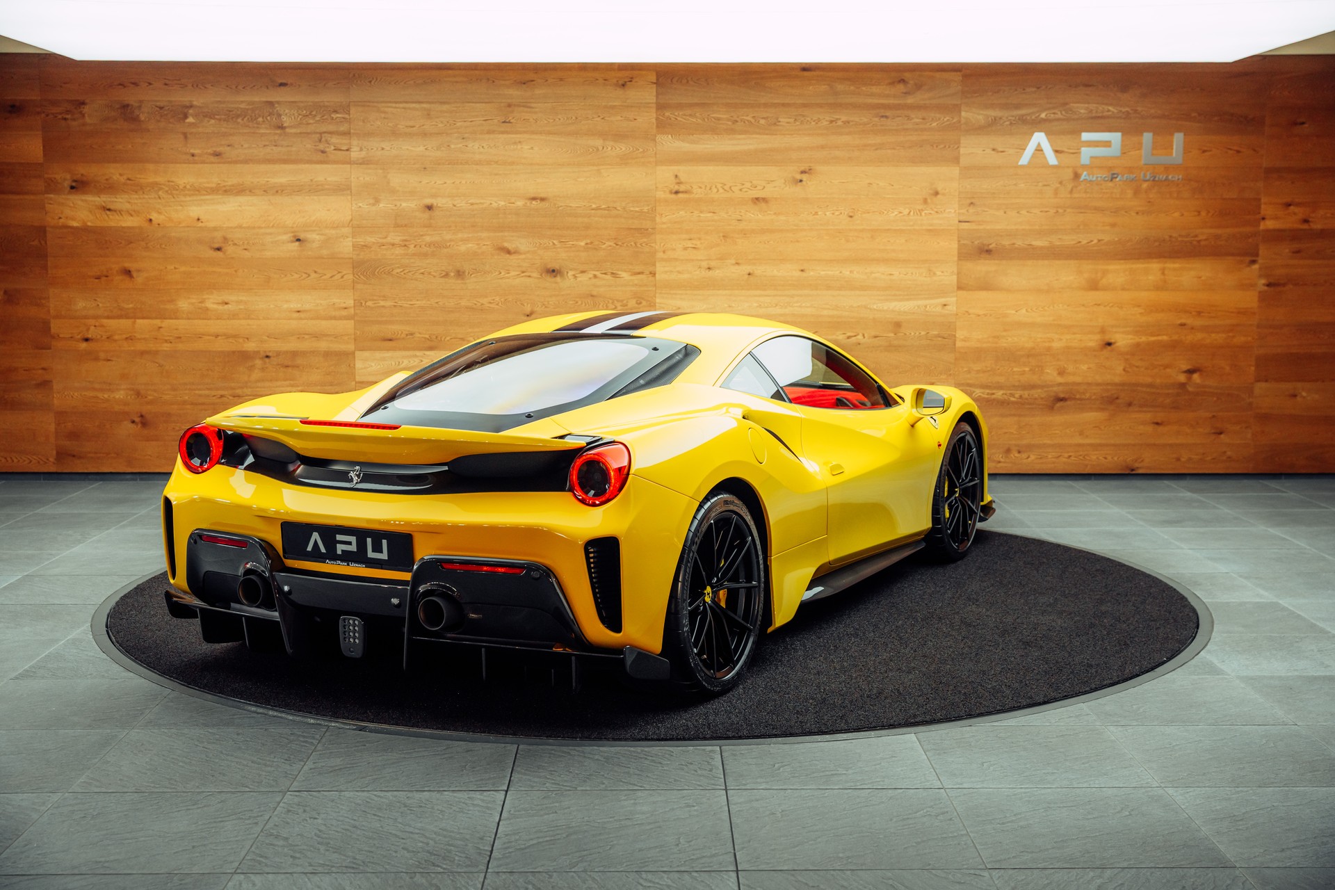 FERRARI 488 Pista Giallo Modena-showroom-element-1