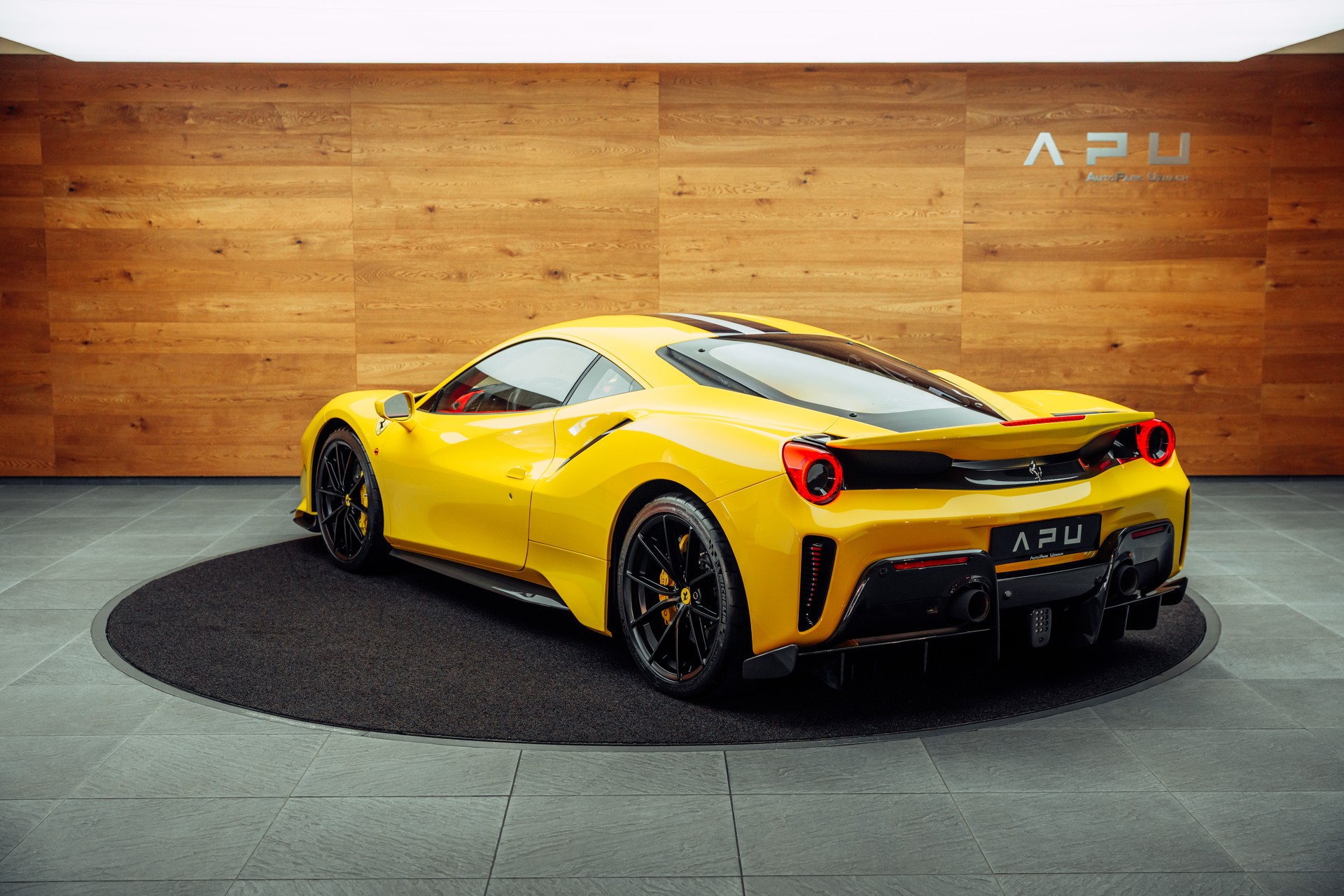 FERRARI 488 Pista Giallo Modena-showroom-element-2
