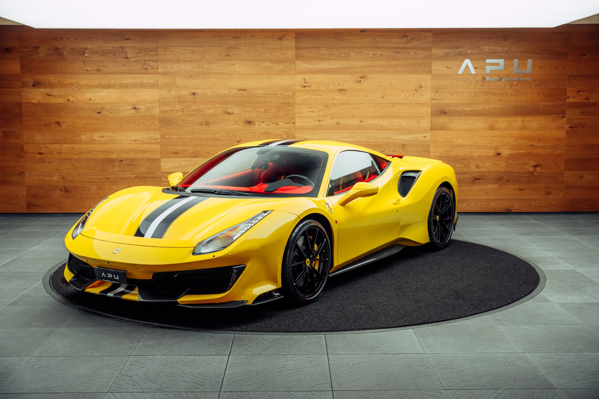FERRARI 488 Pista Giallo Modena-showroom-element-3