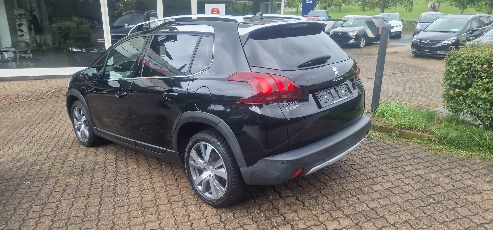 PEUGEOT 2008 1.2 PureTech Allure EAT6-image-5