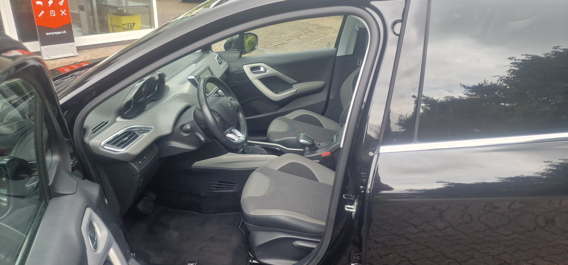 PEUGEOT 2008 1.2 PureTech Allure EAT6-image-7