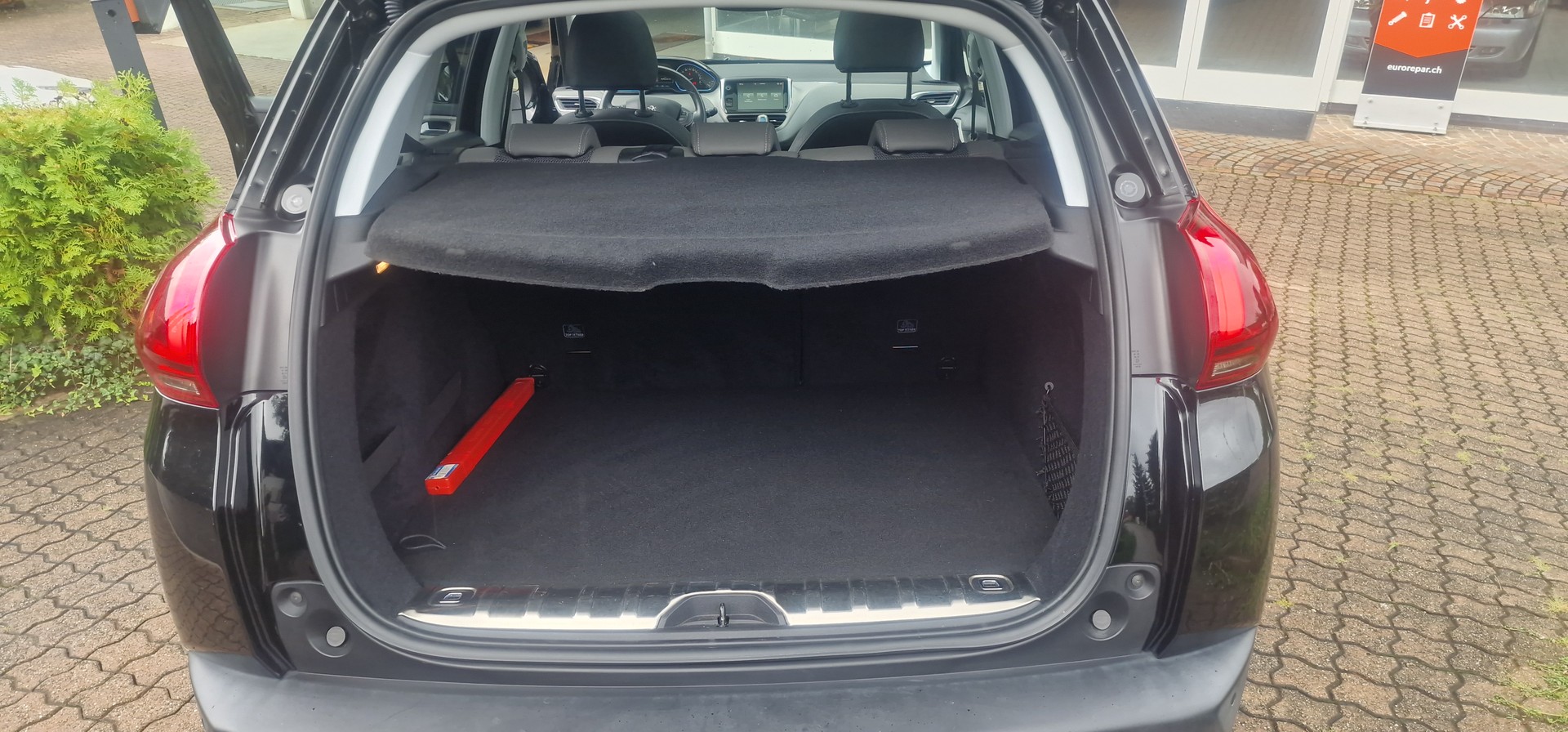 PEUGEOT 2008 1.2 PureTech Allure EAT6-image-12