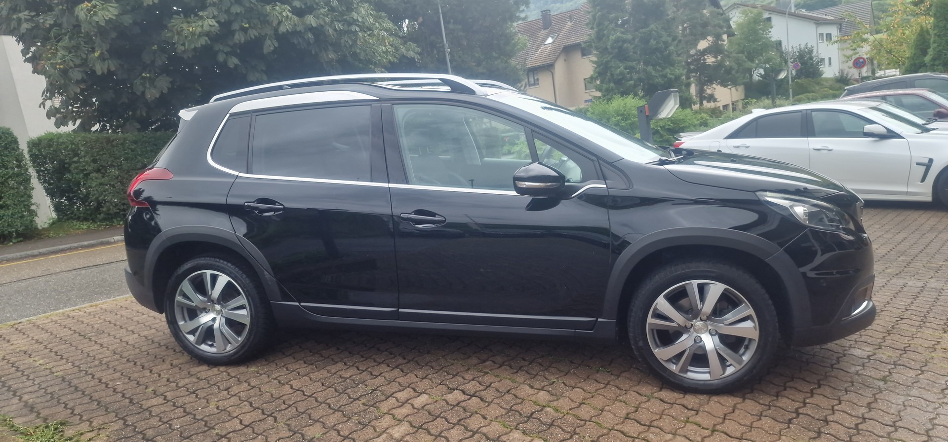 PEUGEOT 2008 1.2 PureTech Allure EAT6-showroom-element-3