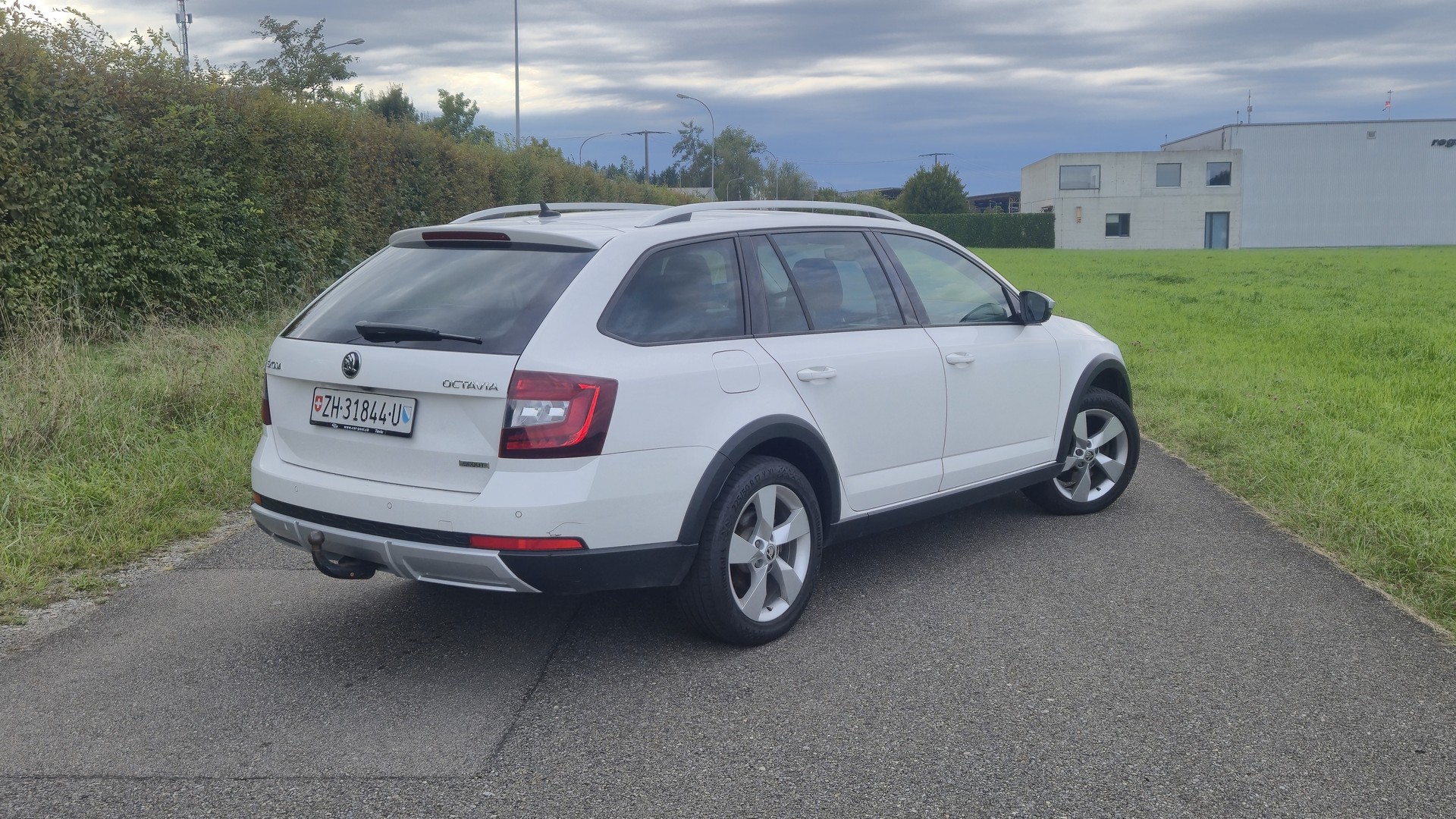 SKODA Octavia Combi 2.0 TDI Scout 4x4 DSG-image-1