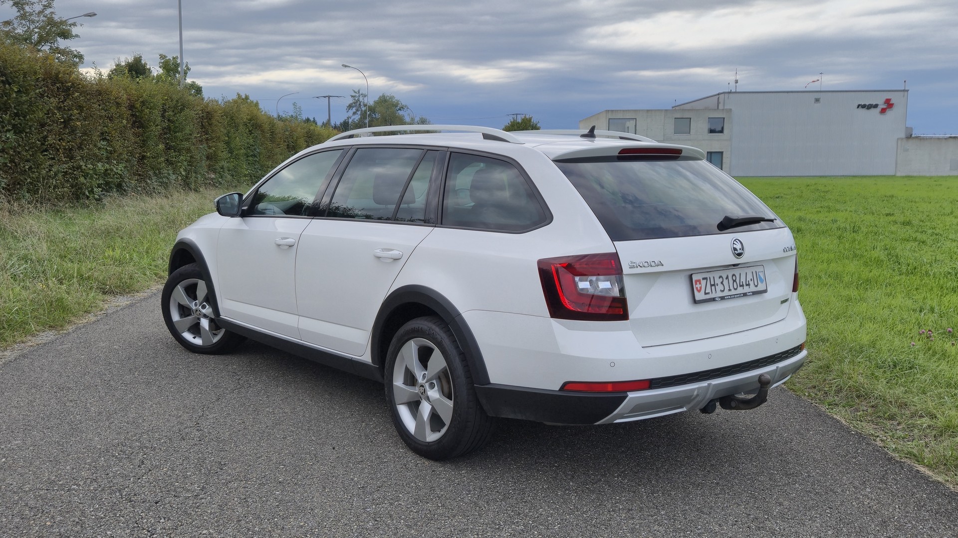 SKODA Octavia Combi 2.0 TDI Scout 4x4 DSG-image-3
