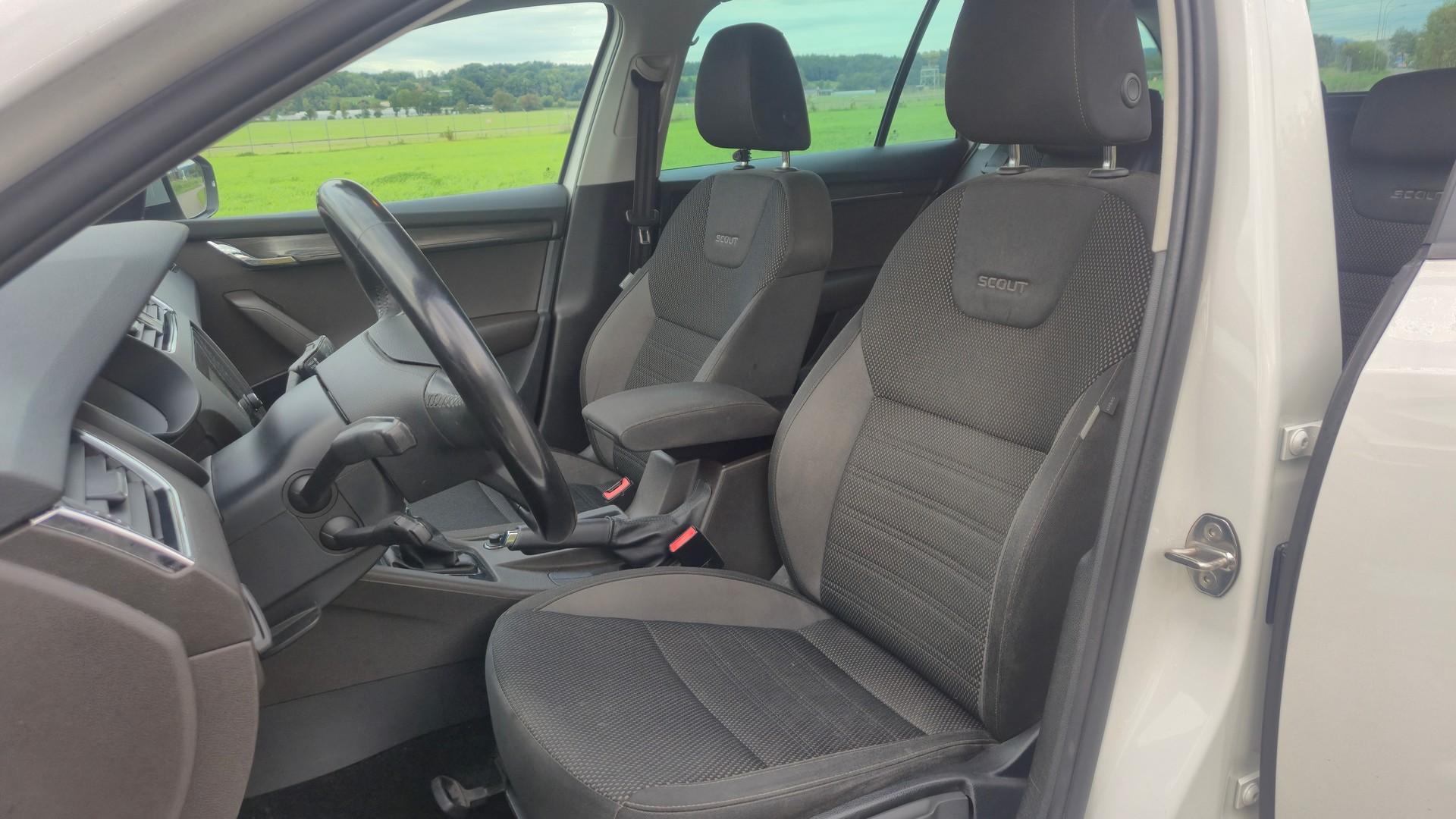 SKODA Octavia Combi 2.0 TDI Scout 4x4 DSG-image-6