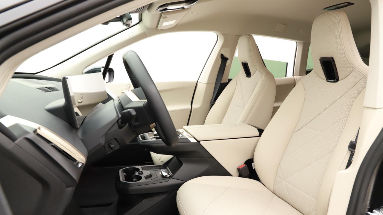BMW iX xDrive40-image-1