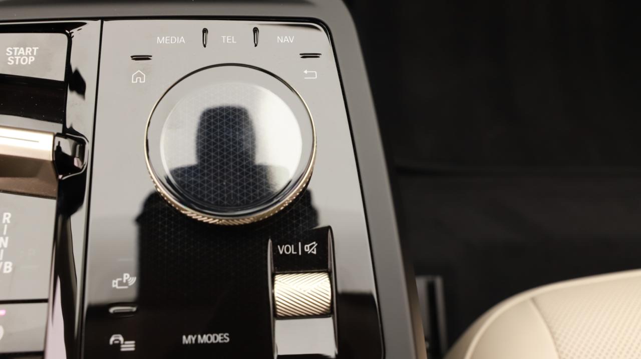 BMW iX xDrive40-image-8