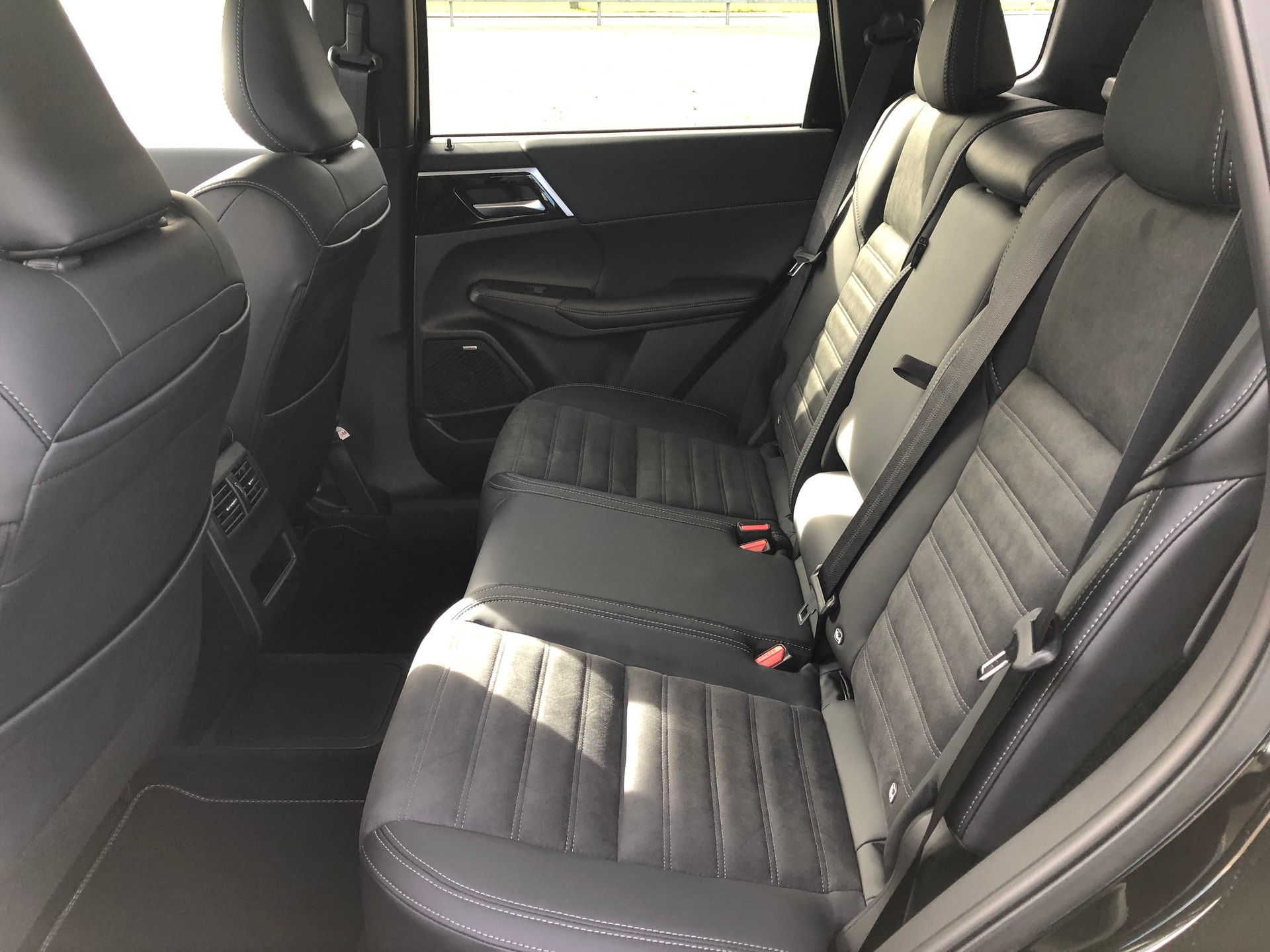 MITSUBISHI Outlander 2.4 PHEV Invite 4WD Automatic-image-5