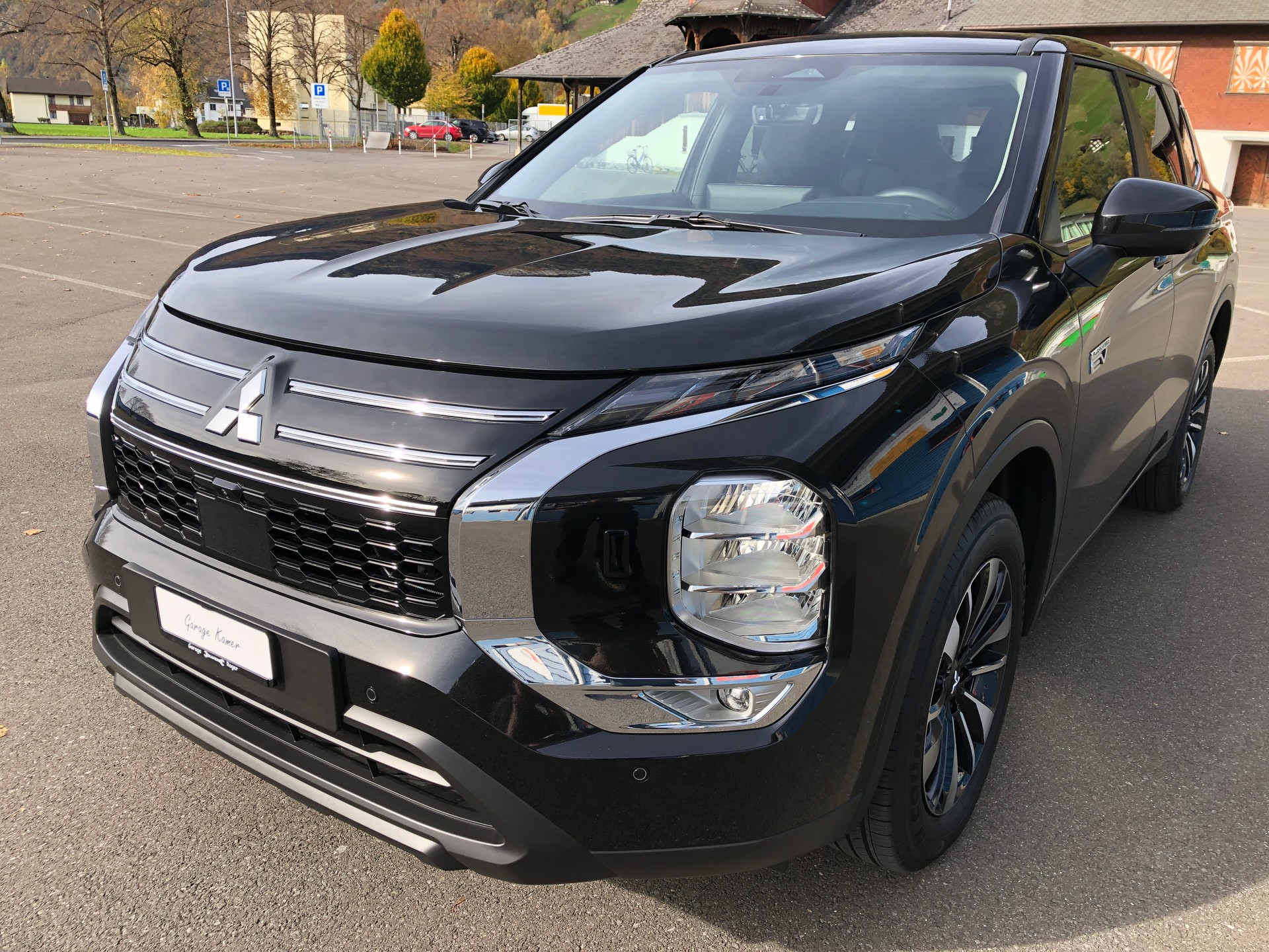 MITSUBISHI Outlander 2.4 PHEV Invite 4WD Automatic-showroom-element-1
