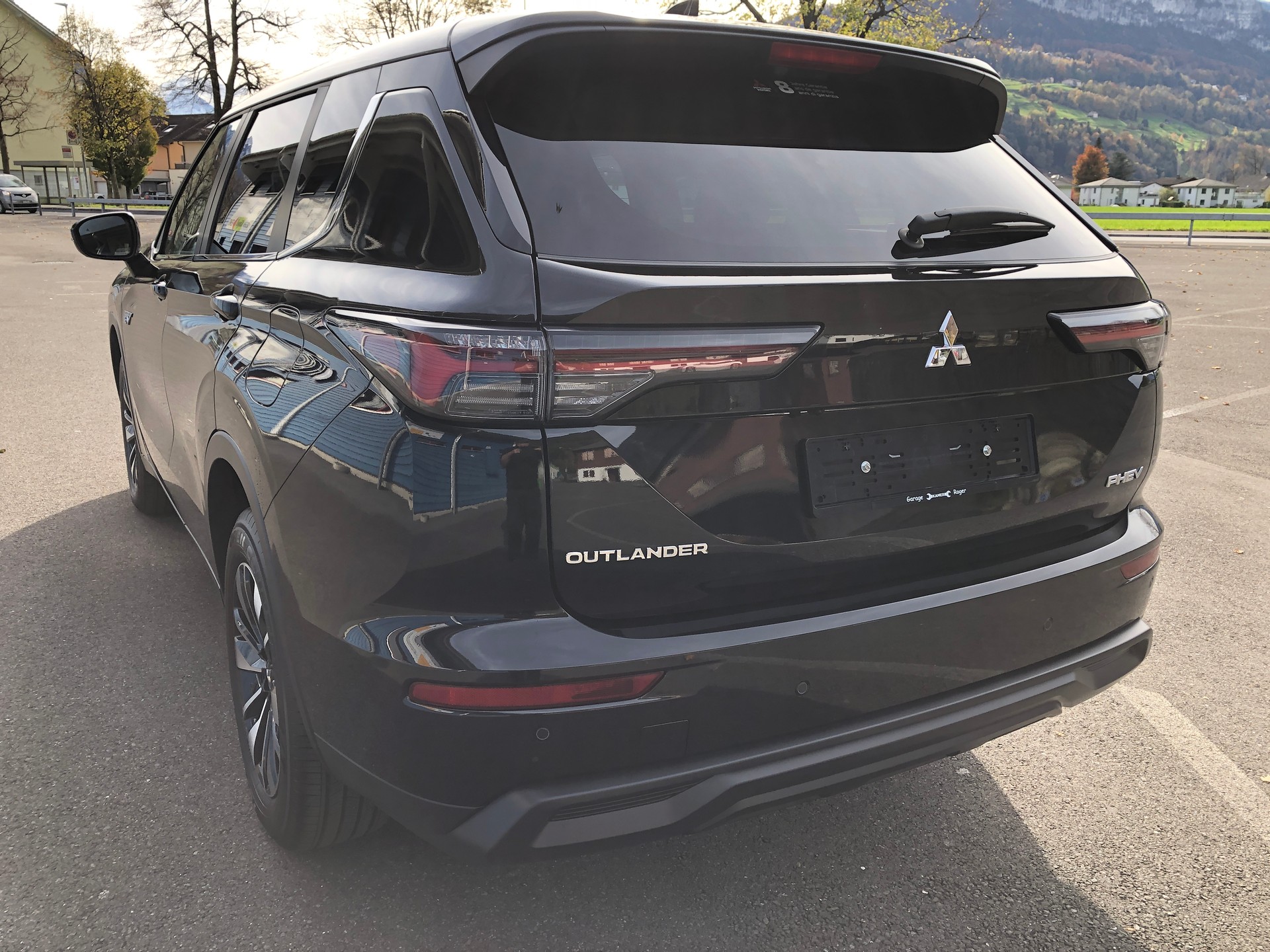 MITSUBISHI Outlander 2.4 PHEV Invite 4WD Automatic-showroom-element-3