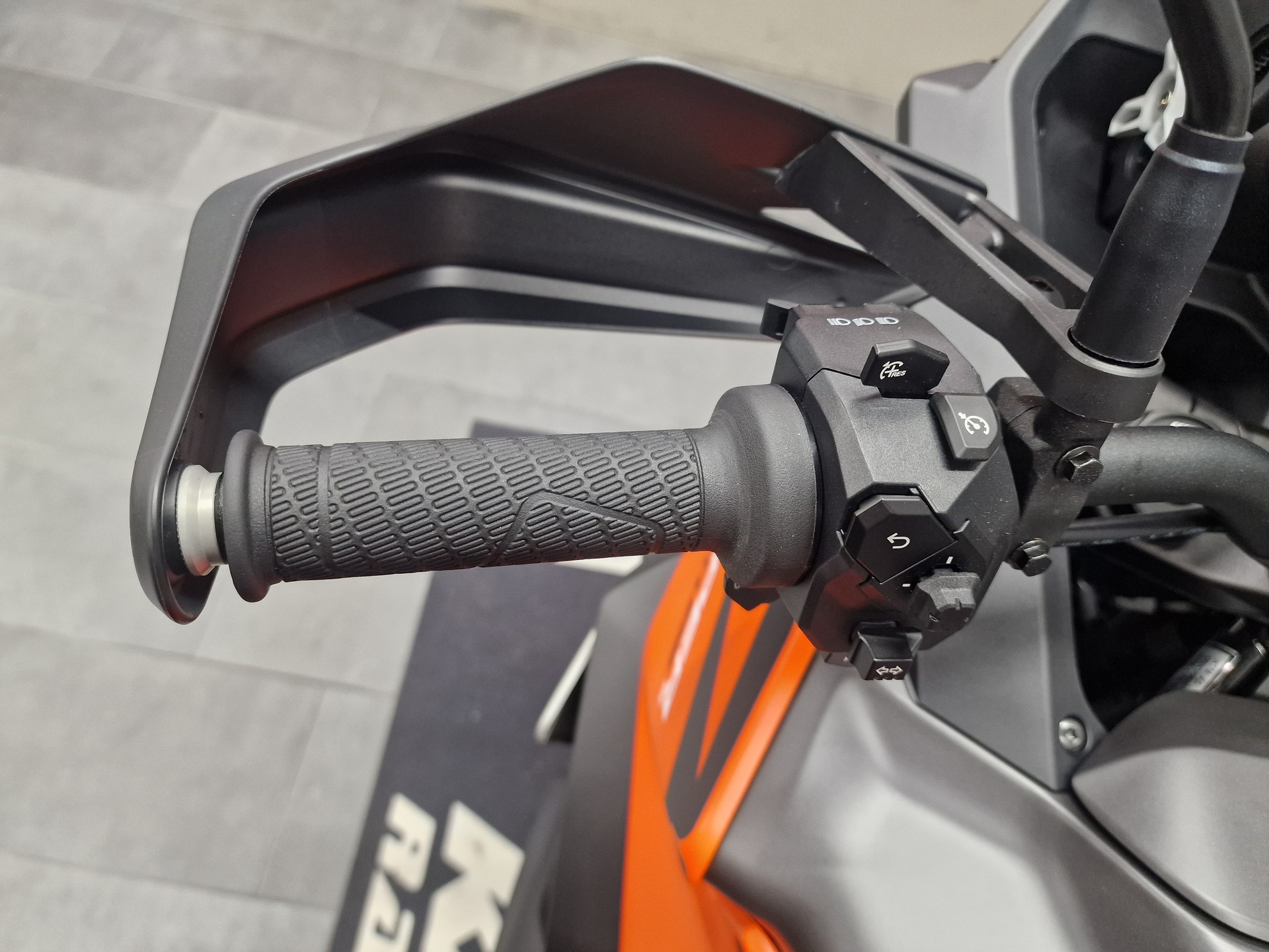 KTM 1390 Super Adventure S EVO-image-10