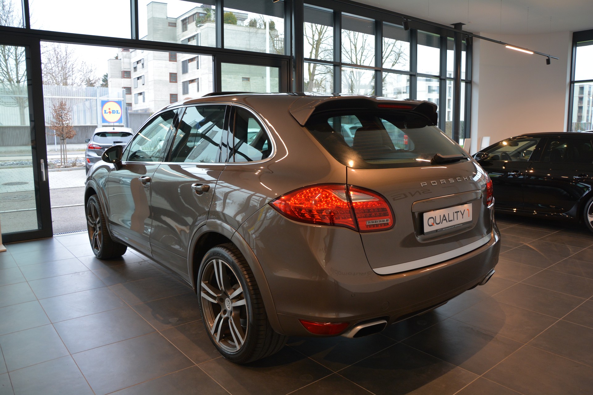 PORSCHE Cayenne Diesel-showroom-element-3