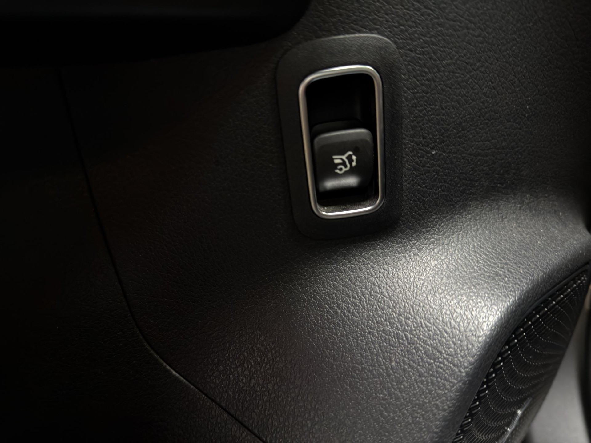 MERCEDES-BENZ EQA 350 Swiss Star AMG Line 4matic-image-16