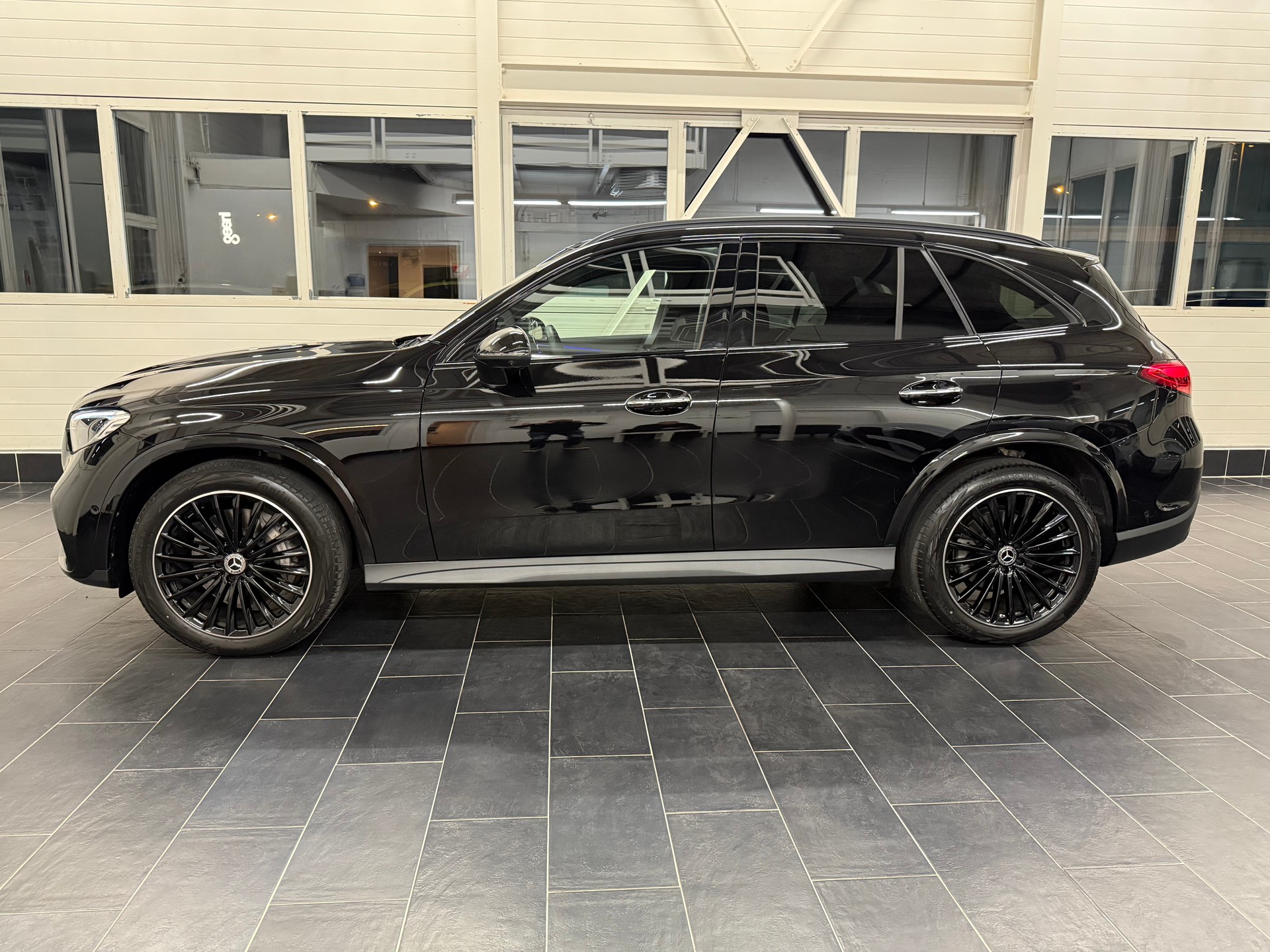 MERCEDES-BENZ GLC 220 d AMG Line 4matic-showroom-element-2