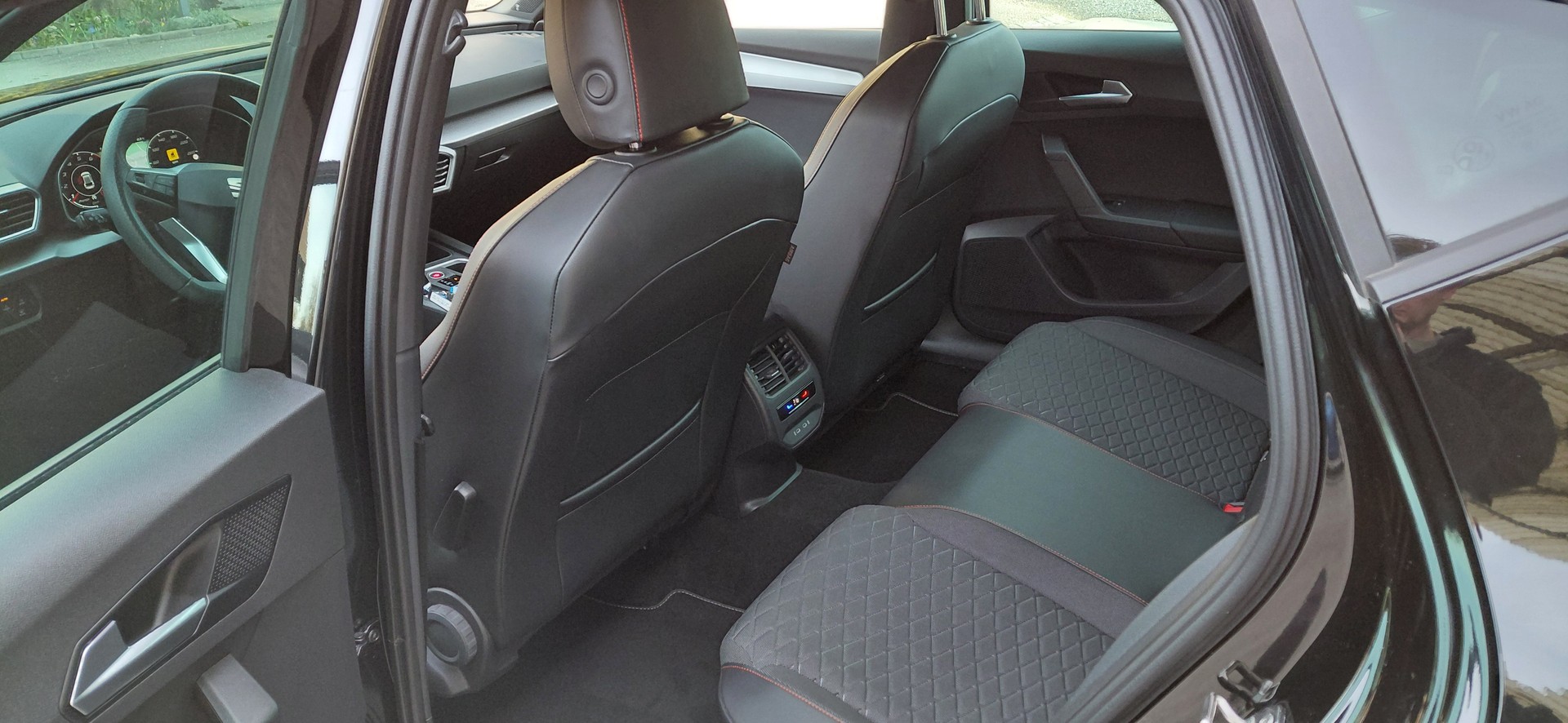 SEAT Leon 1.5 eTSI mHEV DSG FR-image-8