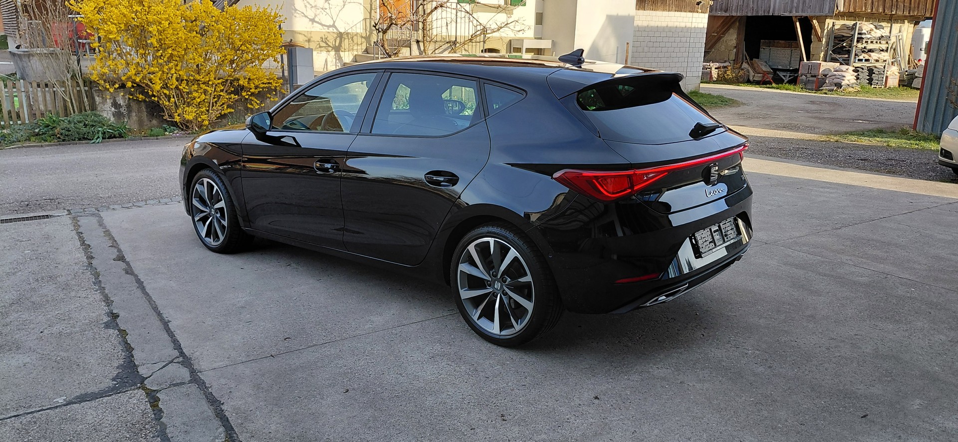 SEAT Leon 1.5 eTSI mHEV DSG FR-image-2