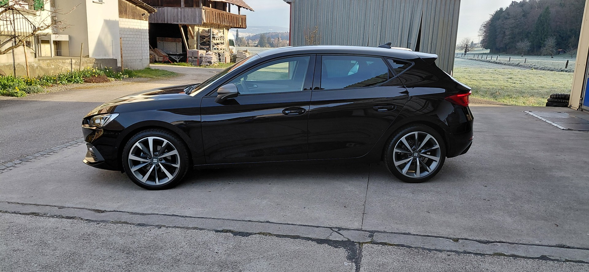 SEAT Leon 1.5 eTSI mHEV DSG FR-image-1