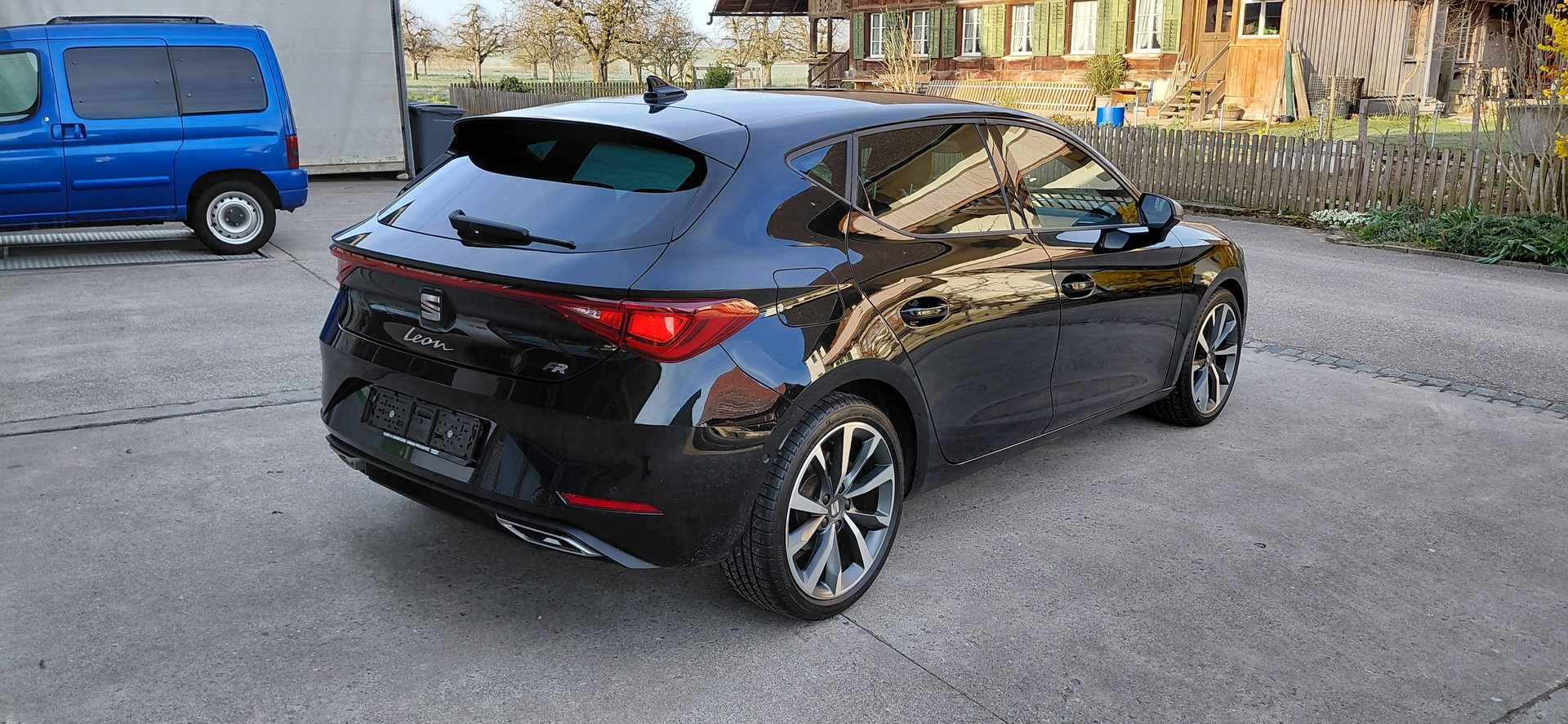 SEAT Leon 1.5 eTSI mHEV DSG FR-image-4