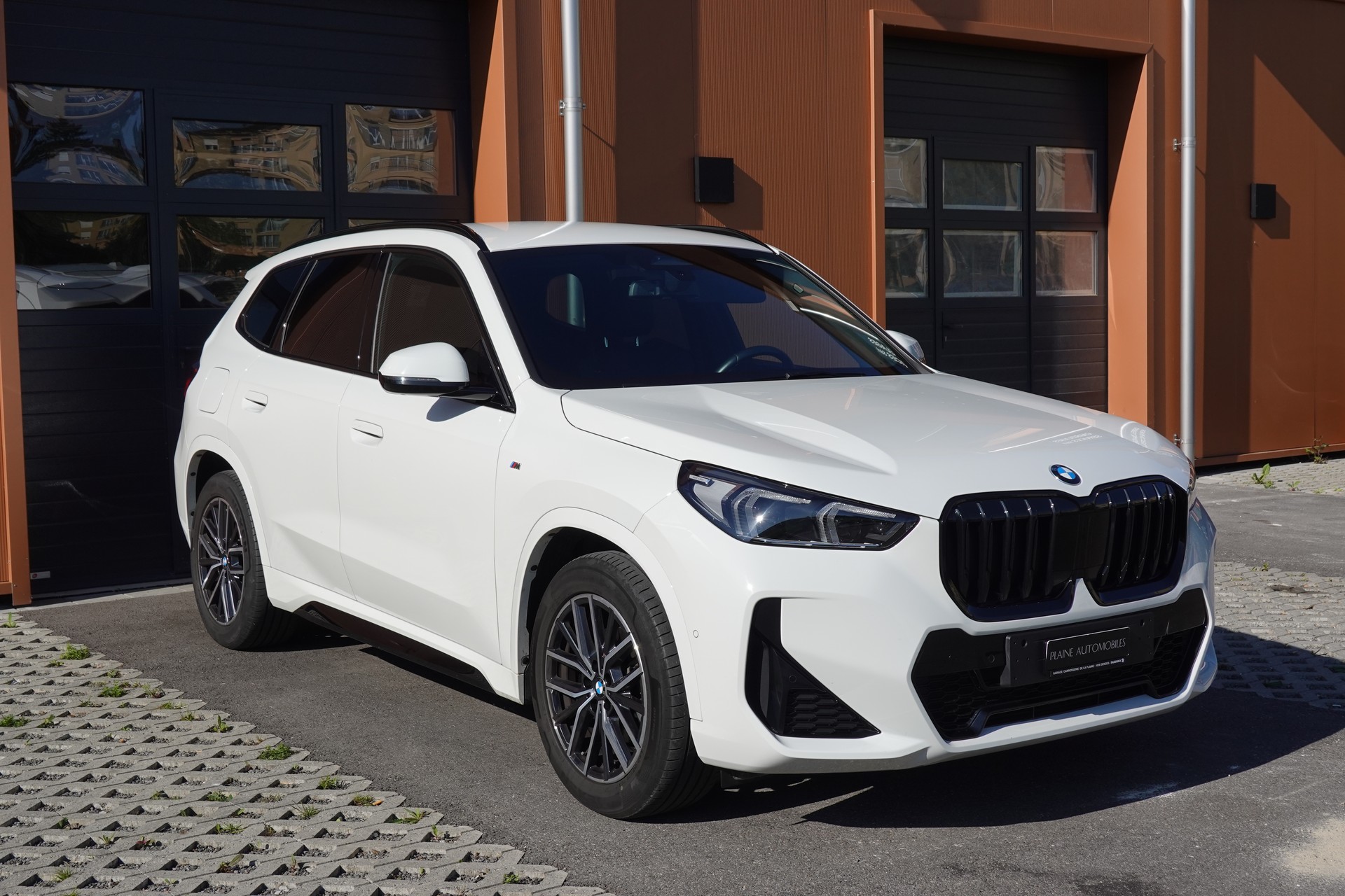 BMW X1 sDrive 18i M Sport * Véhicule CH * Caméra + Capteurs * Hayon électrique * Pack M * Tempomat * Phares automatiques *-showroom-element-2