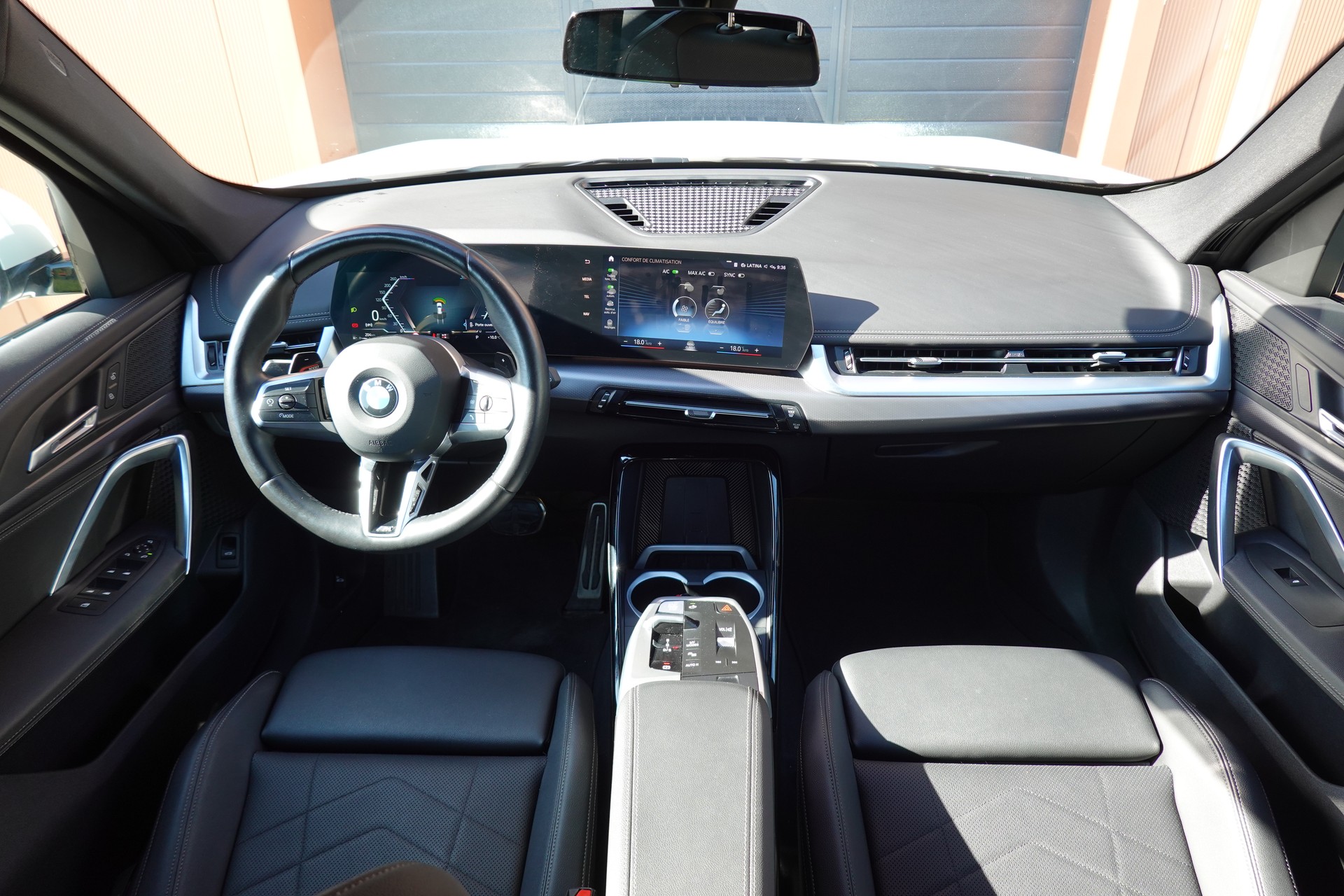 BMW X1 sDrive 18i M Sport * Véhicule CH * Caméra + Capteurs * Hayon électrique * Pack M * Tempomat * Phares automatiques *-image-10